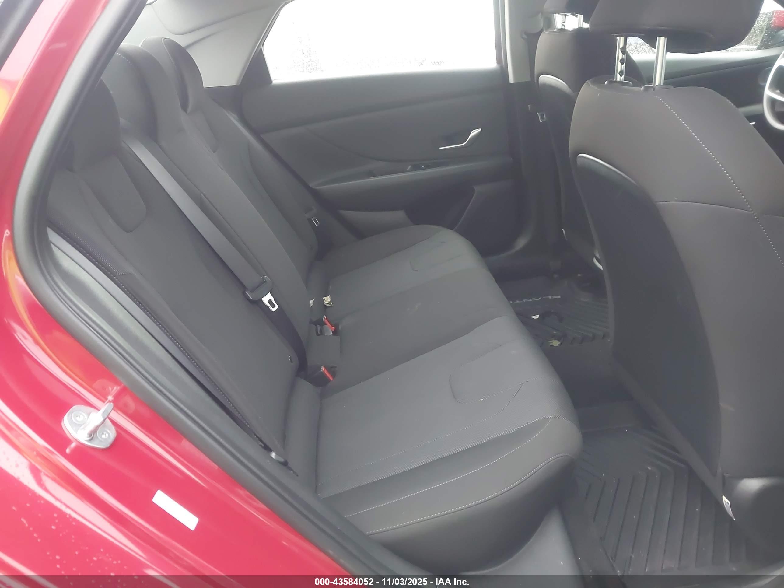 HYUNDAI ELANTRA image 8