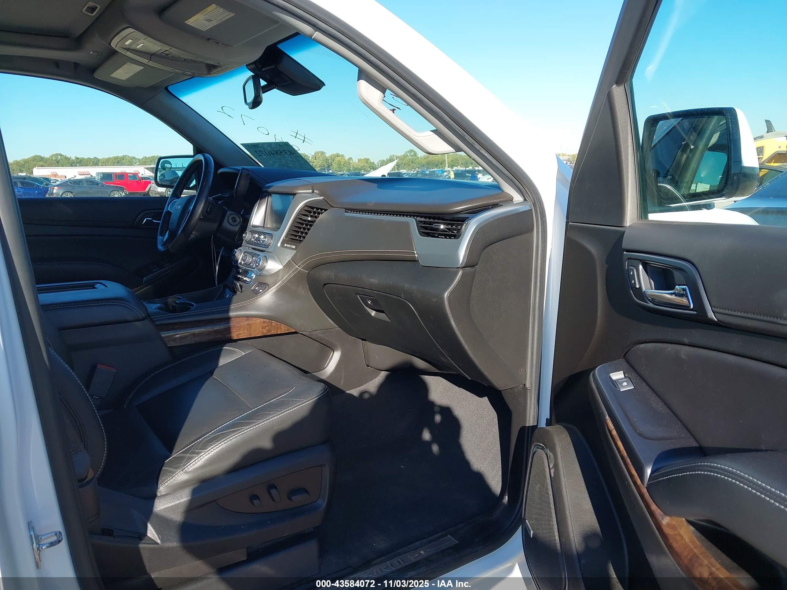 CHEVROLET SUBURBAN image 5