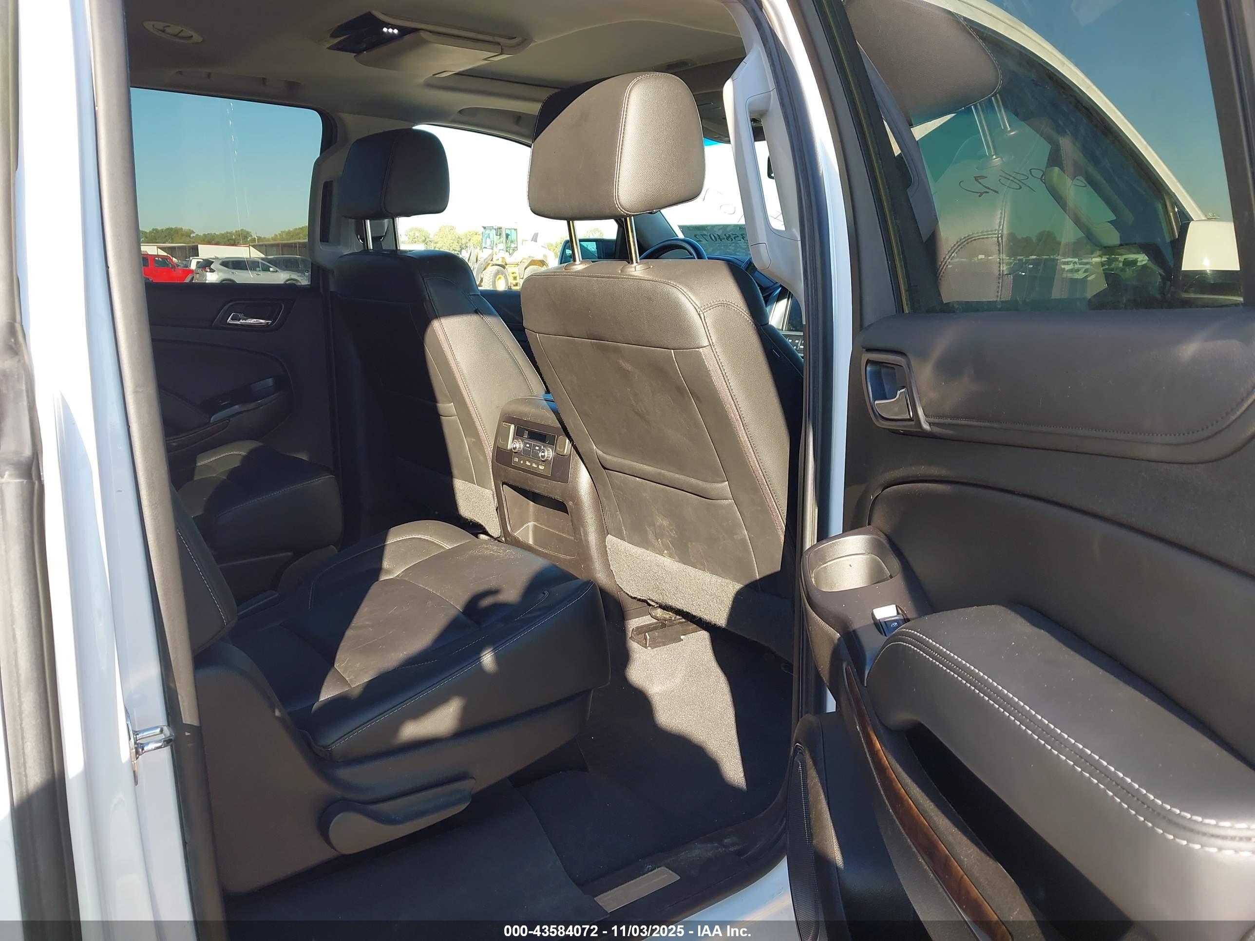 CHEVROLET SUBURBAN image 8