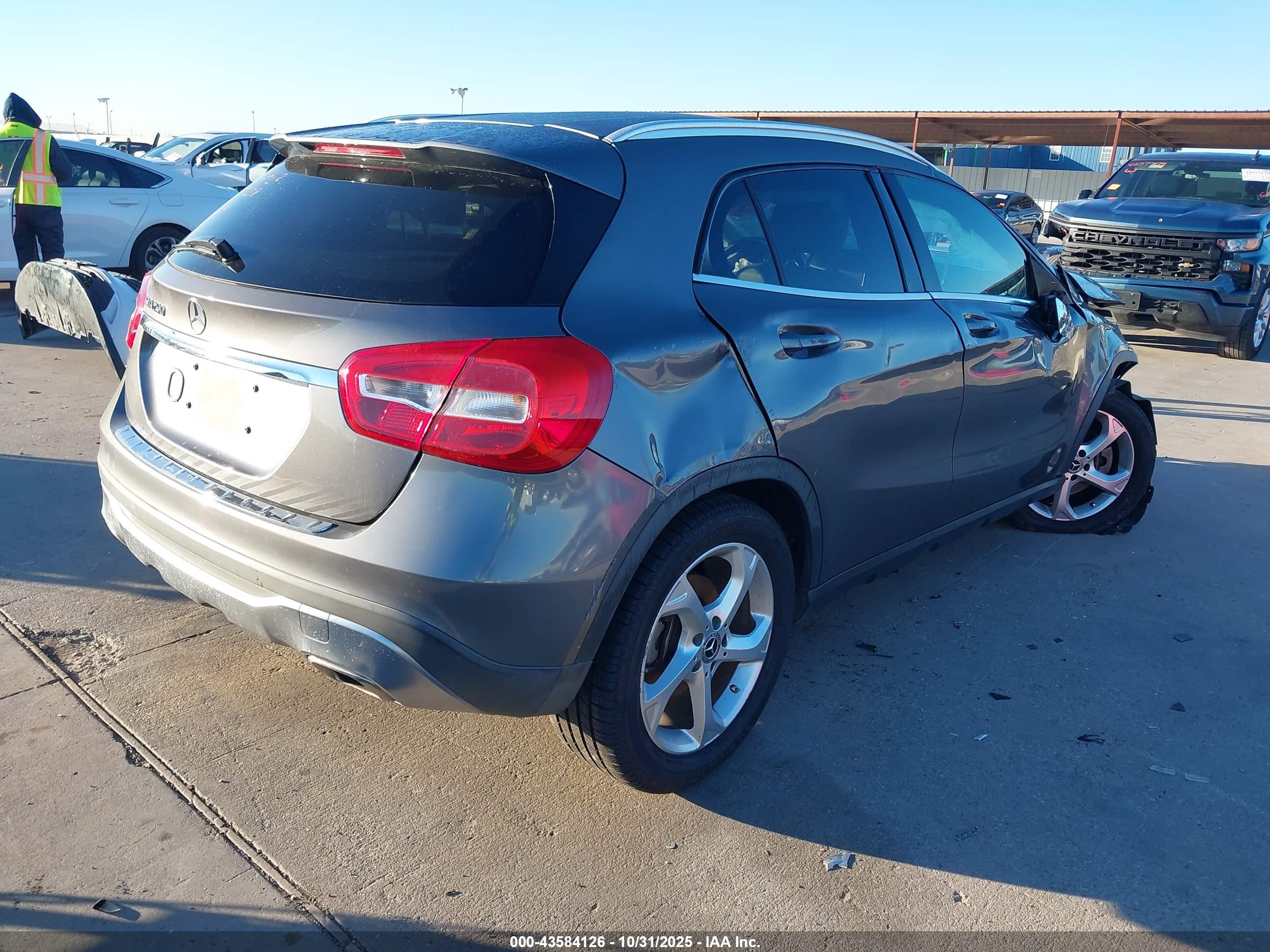 MERCEDES-BENZ GLA image 4