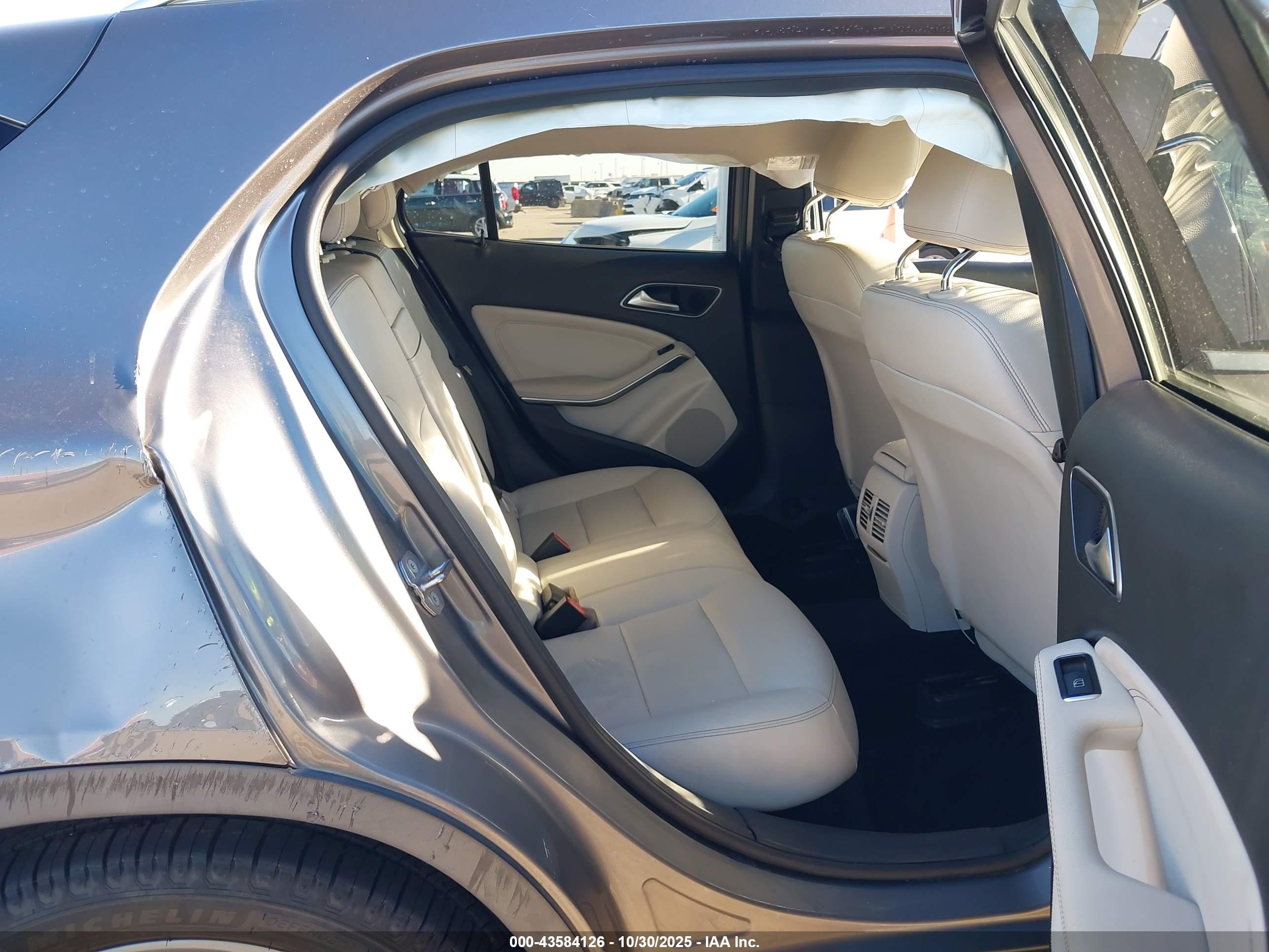 MERCEDES-BENZ GLA image 8