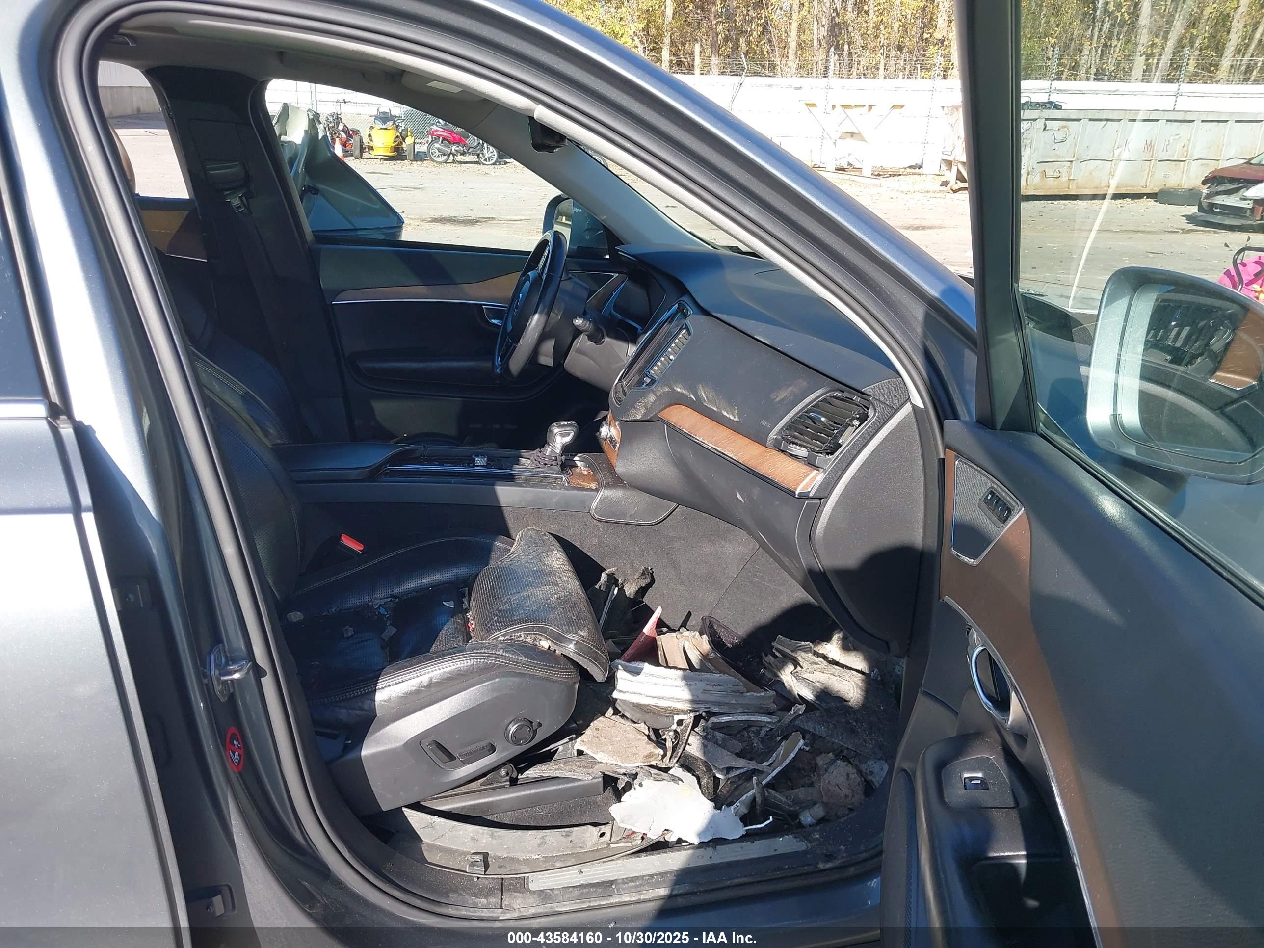 VOLVO XC90 image 5