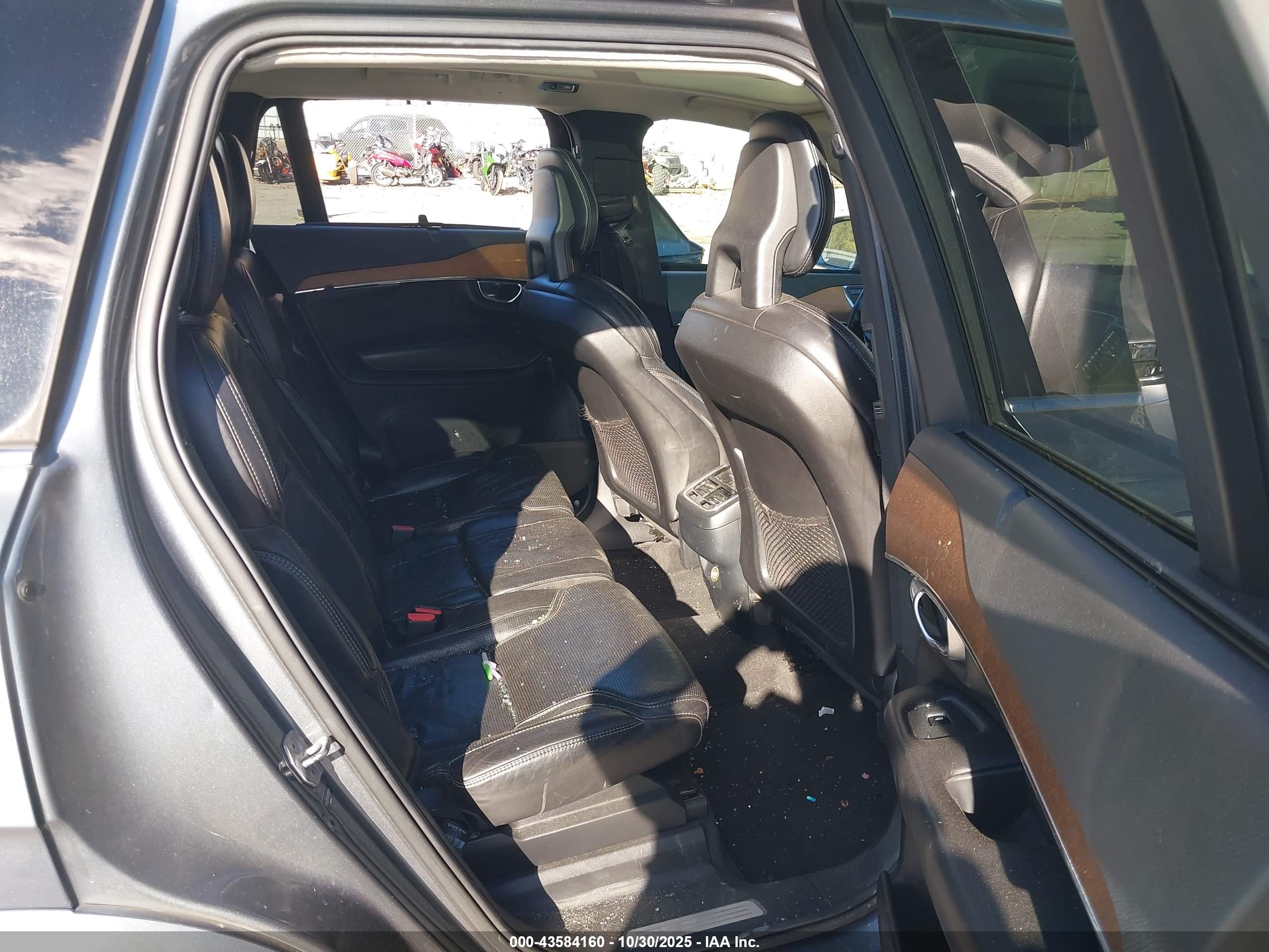 VOLVO XC90 image 8