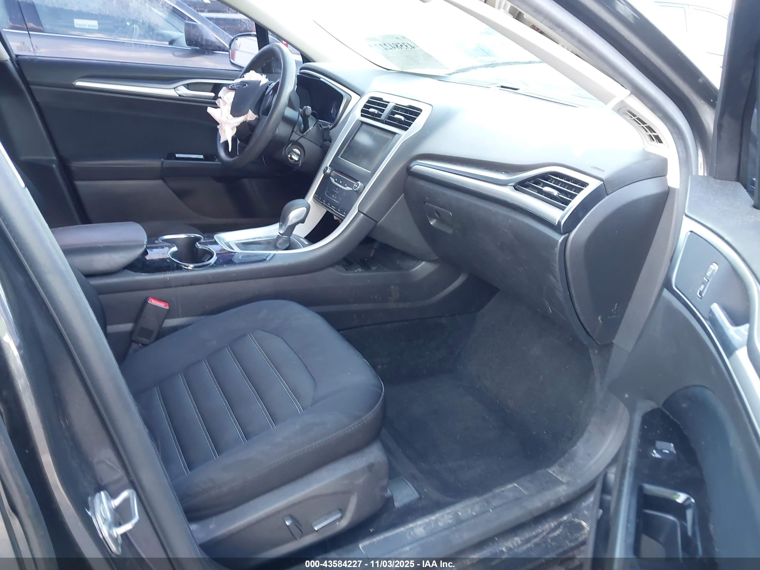 FORD FUSION image 5