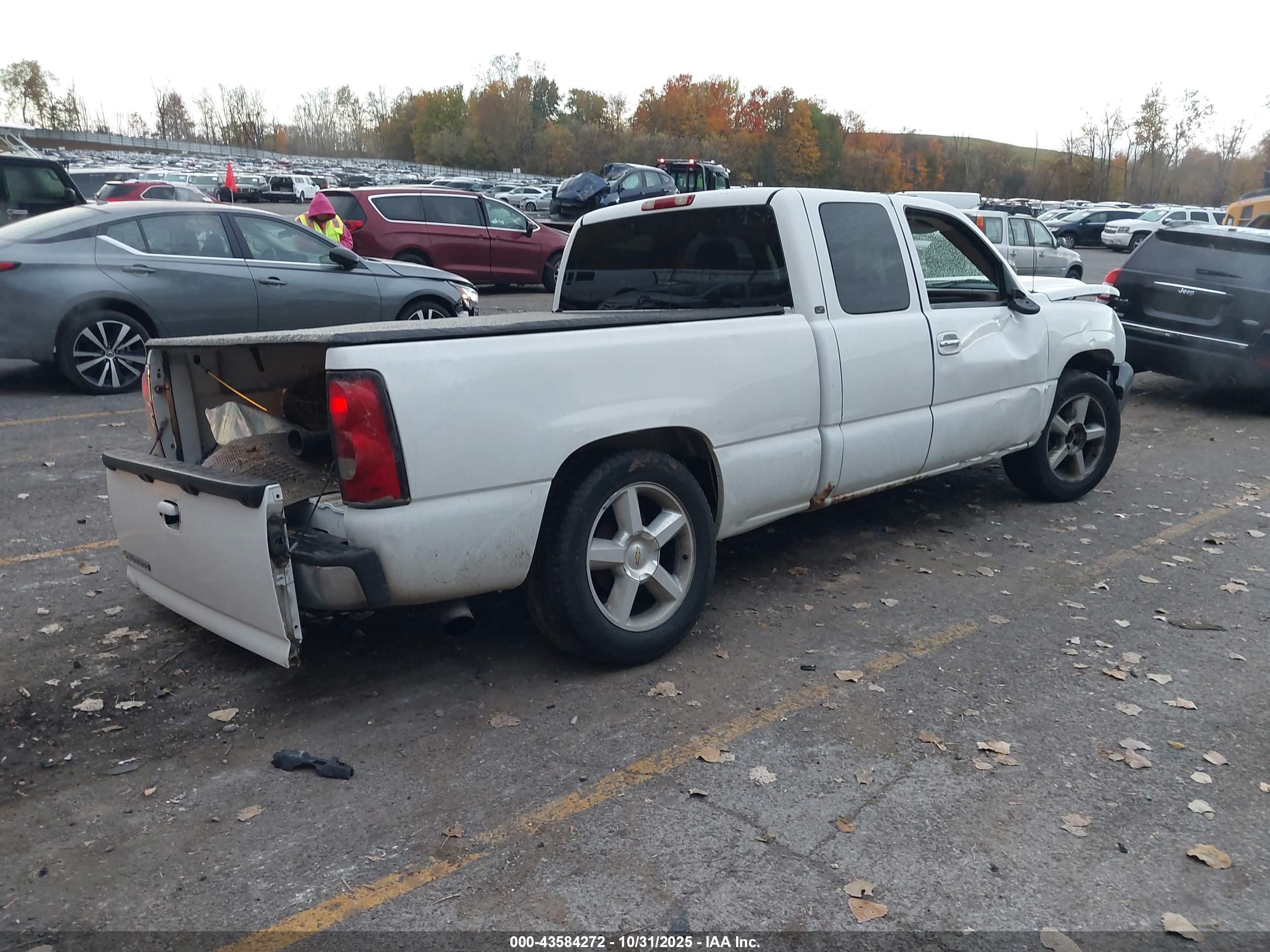 CHEVROLET SILVERADO image 4