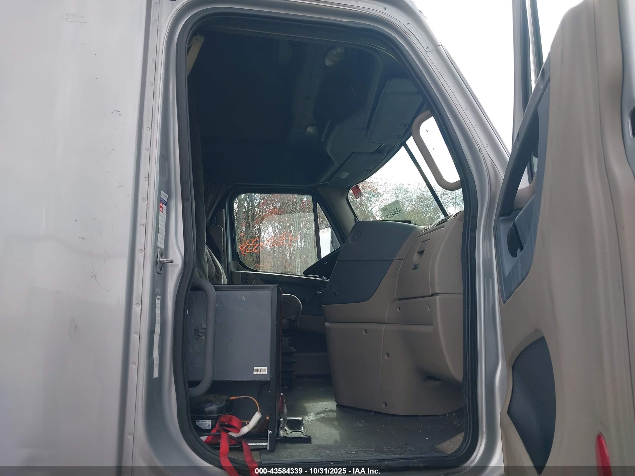 FREIGHTLINER CASCADIA image 7