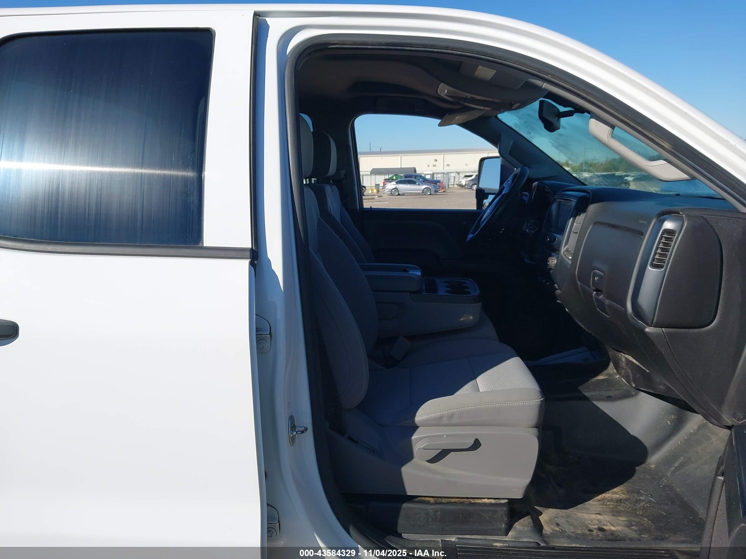 CHEVROLET SILVERADO image 5