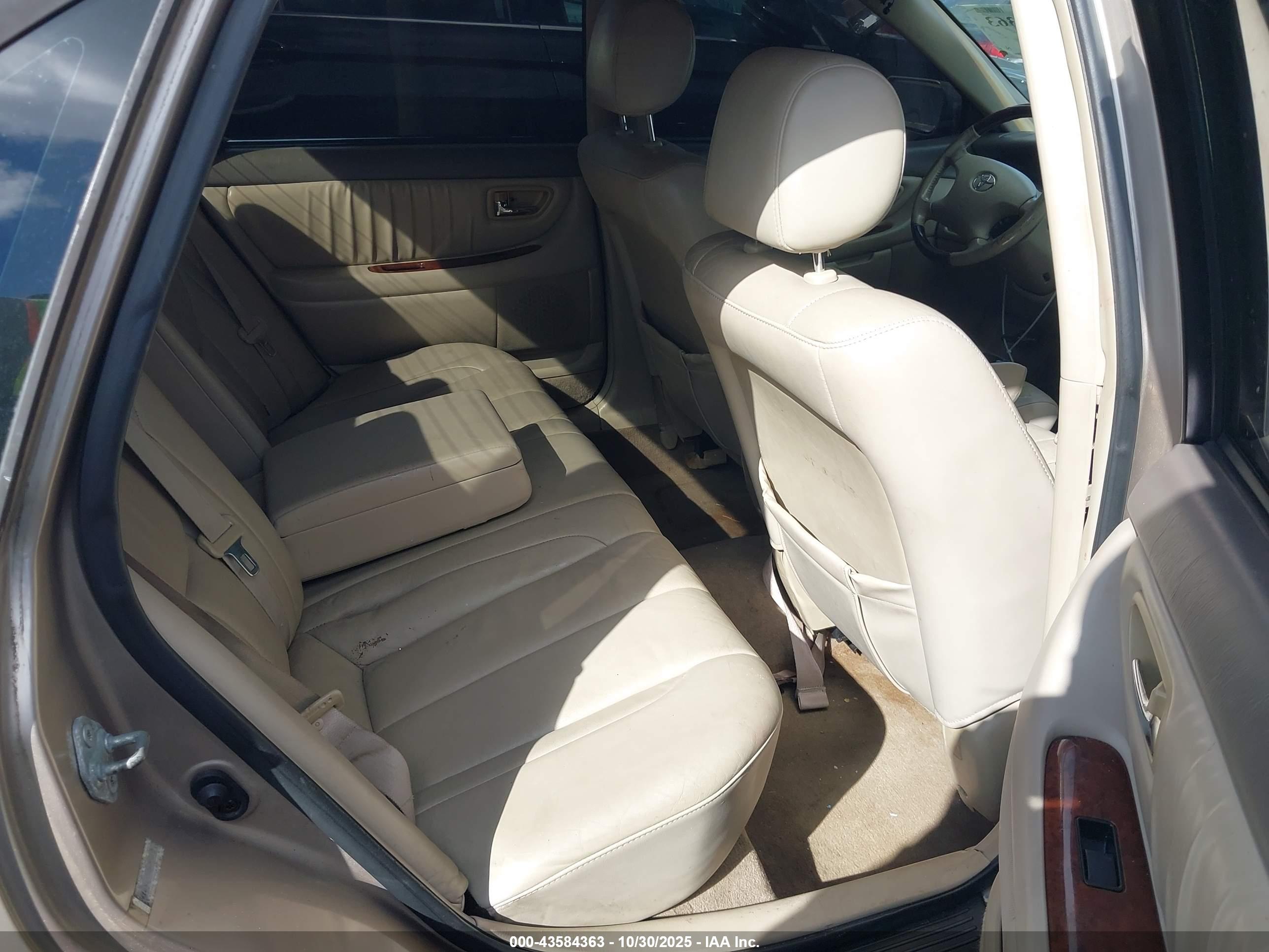 TOYOTA AVALON image 8