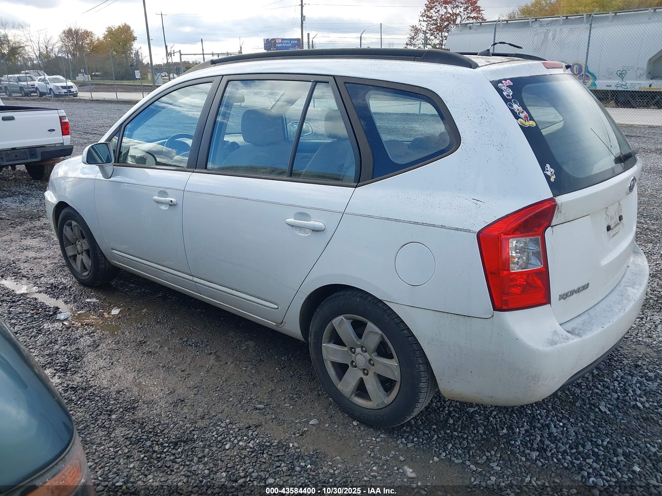KIA RONDO image 3