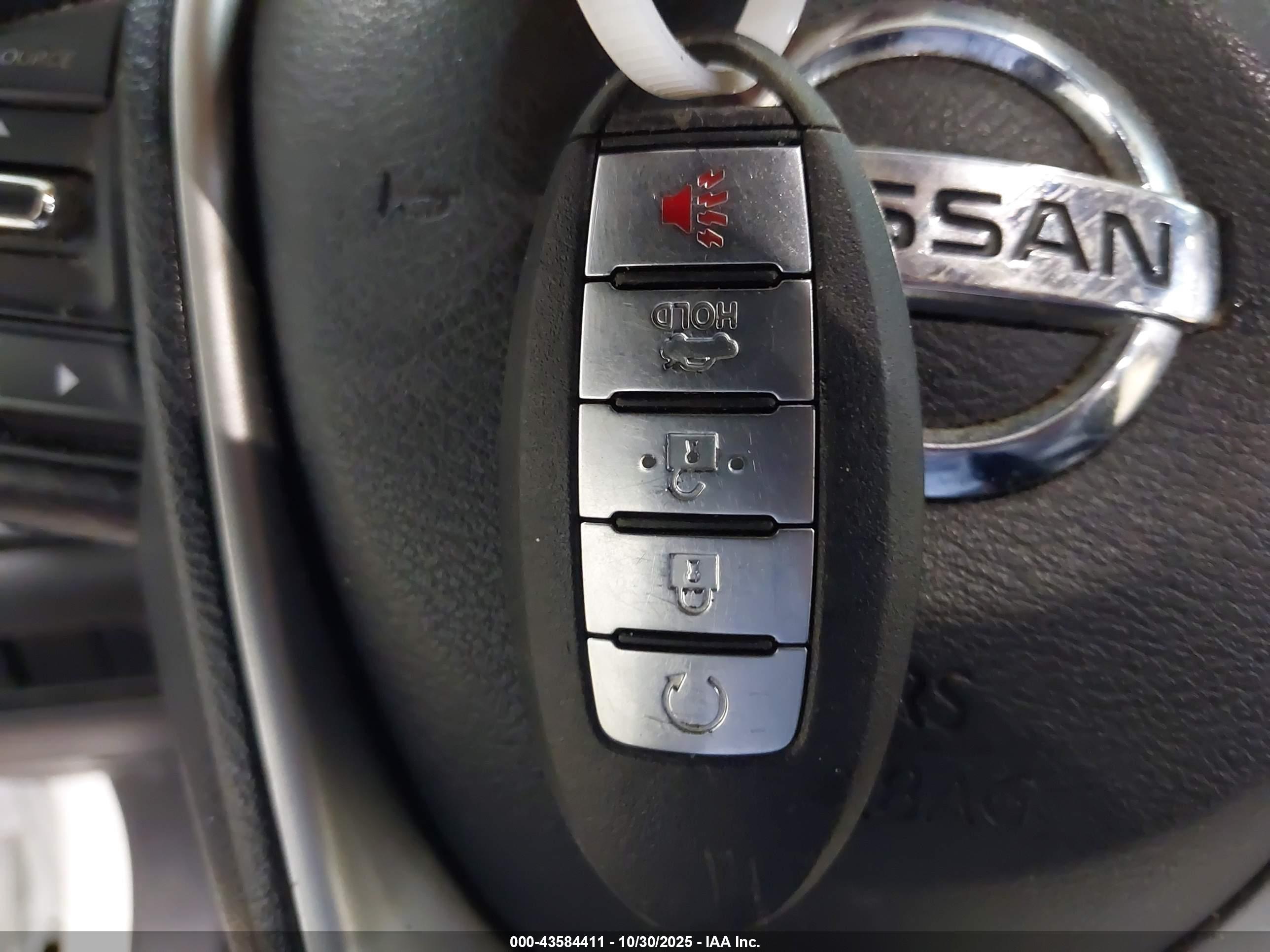 NISSAN MAXIMA image 11