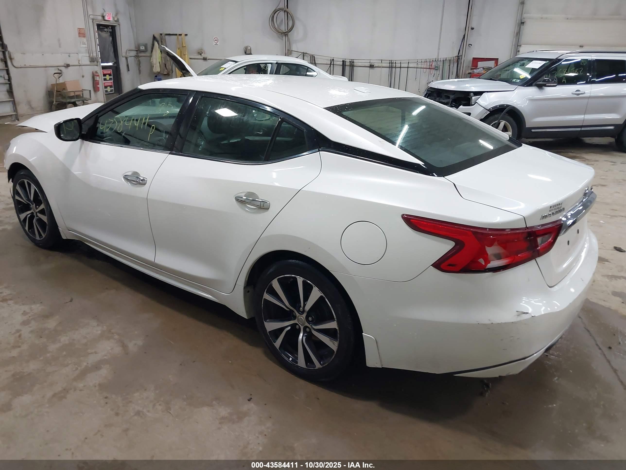 NISSAN MAXIMA image 3