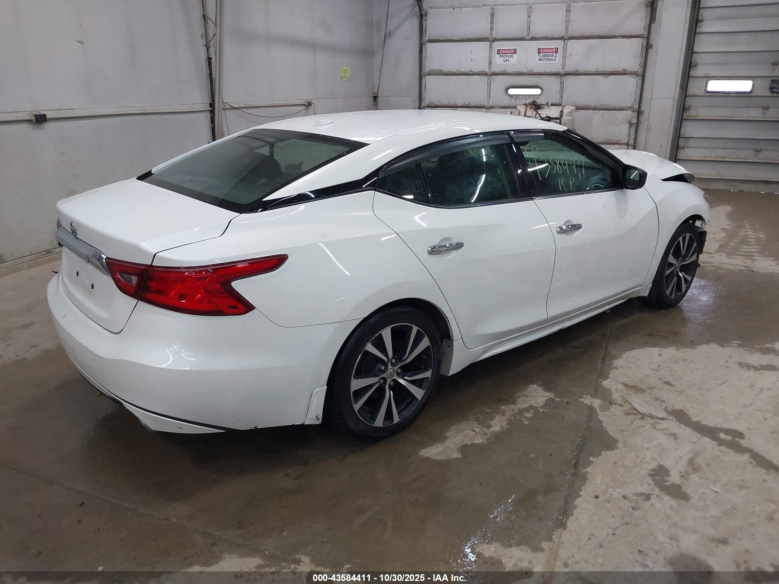 NISSAN MAXIMA image 4