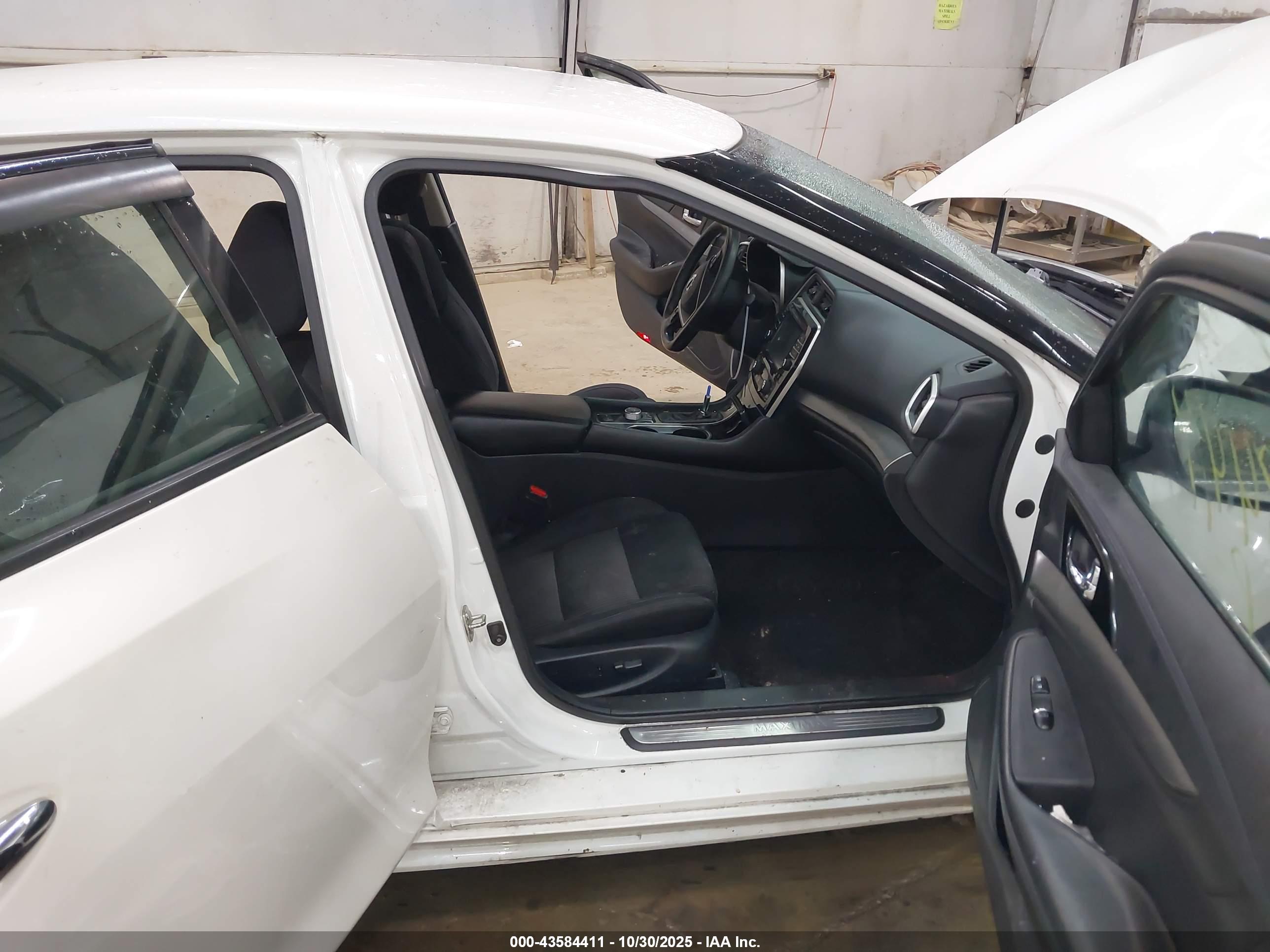 NISSAN MAXIMA image 5