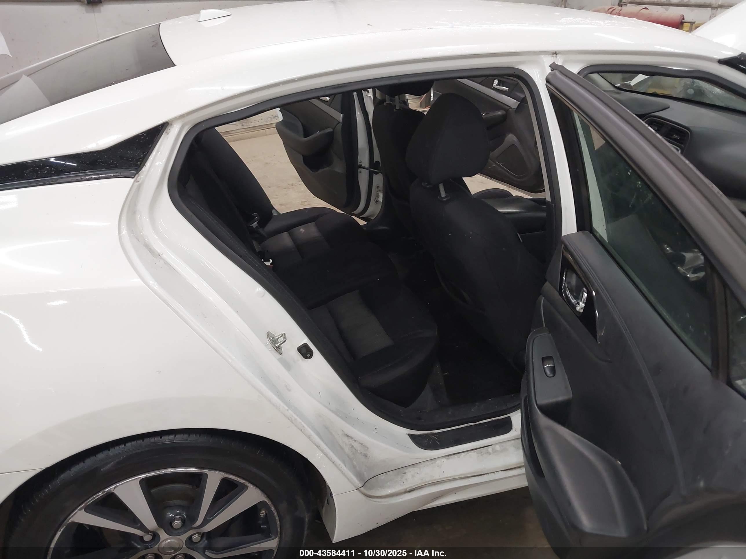 NISSAN MAXIMA image 8