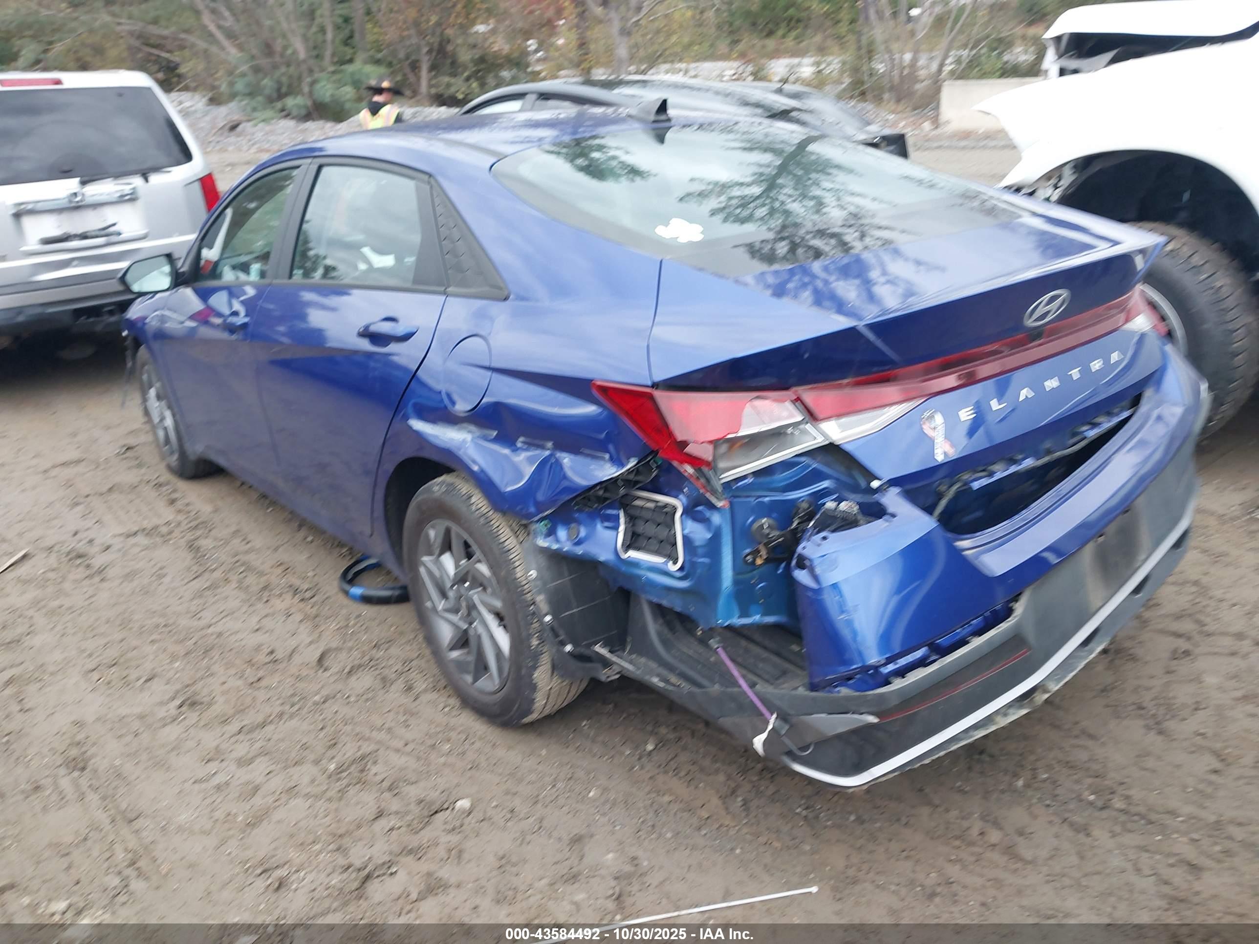HYUNDAI ELANTRA image 3
