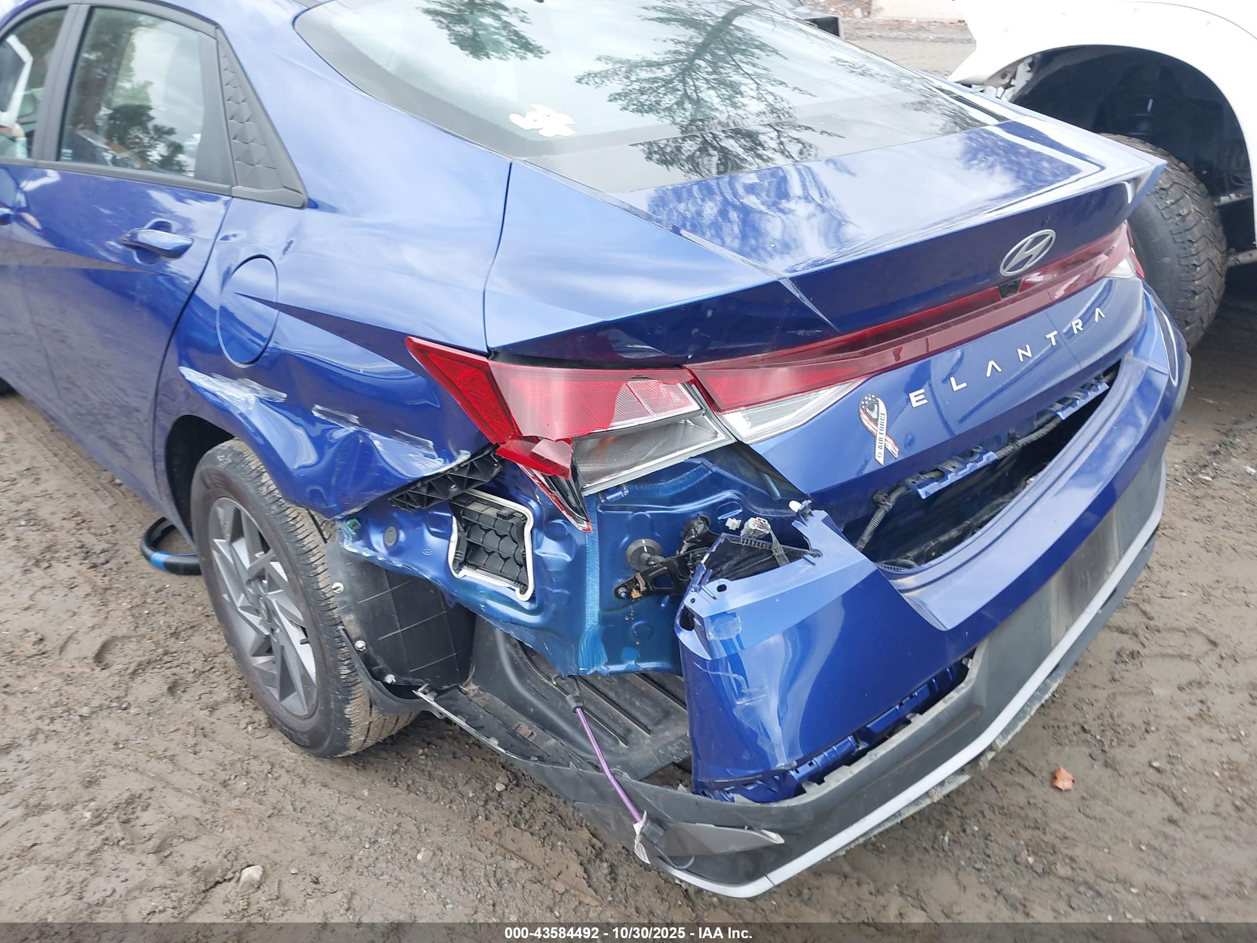 HYUNDAI ELANTRA image 6