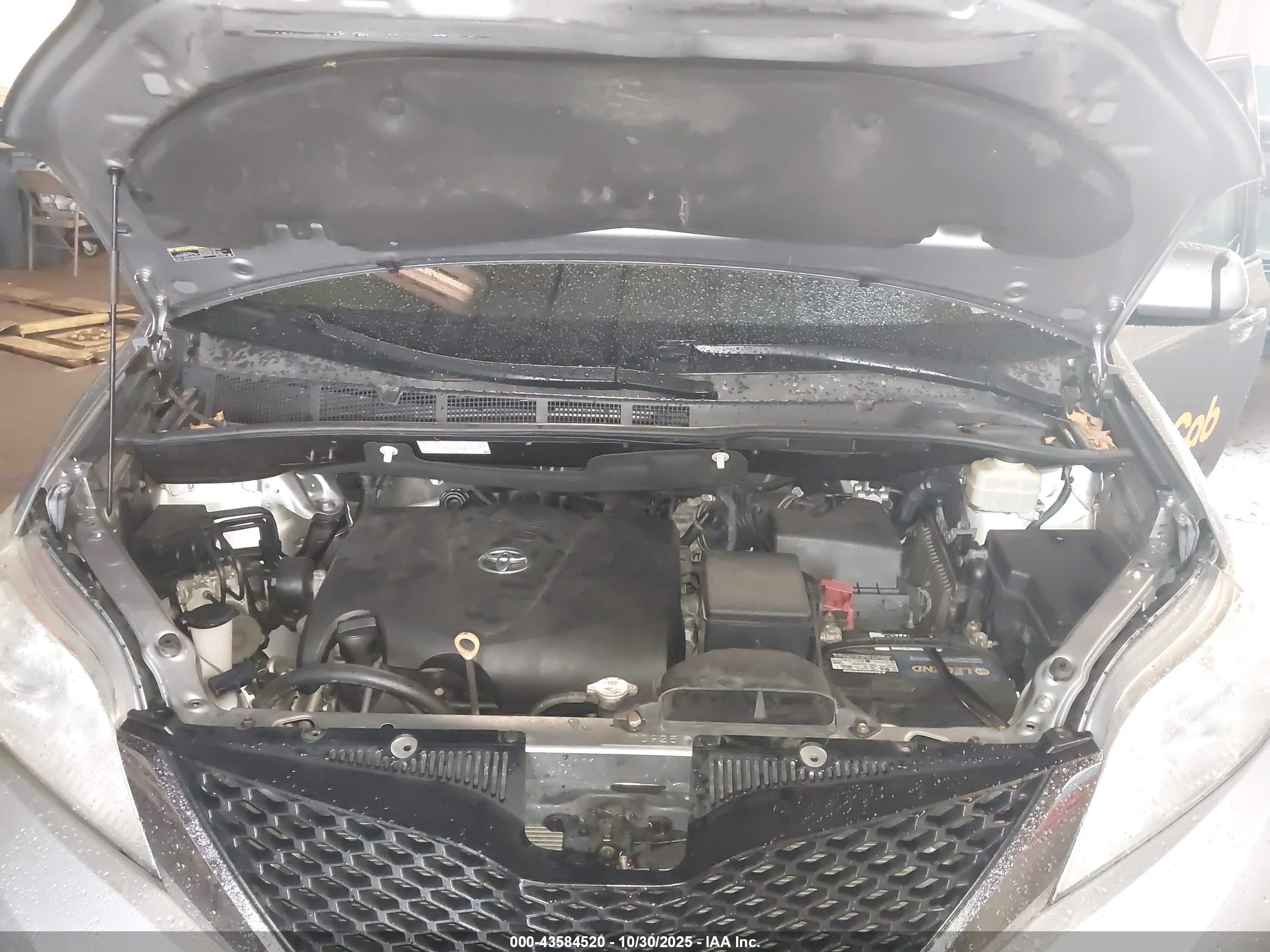 TOYOTA SIENNA image 10