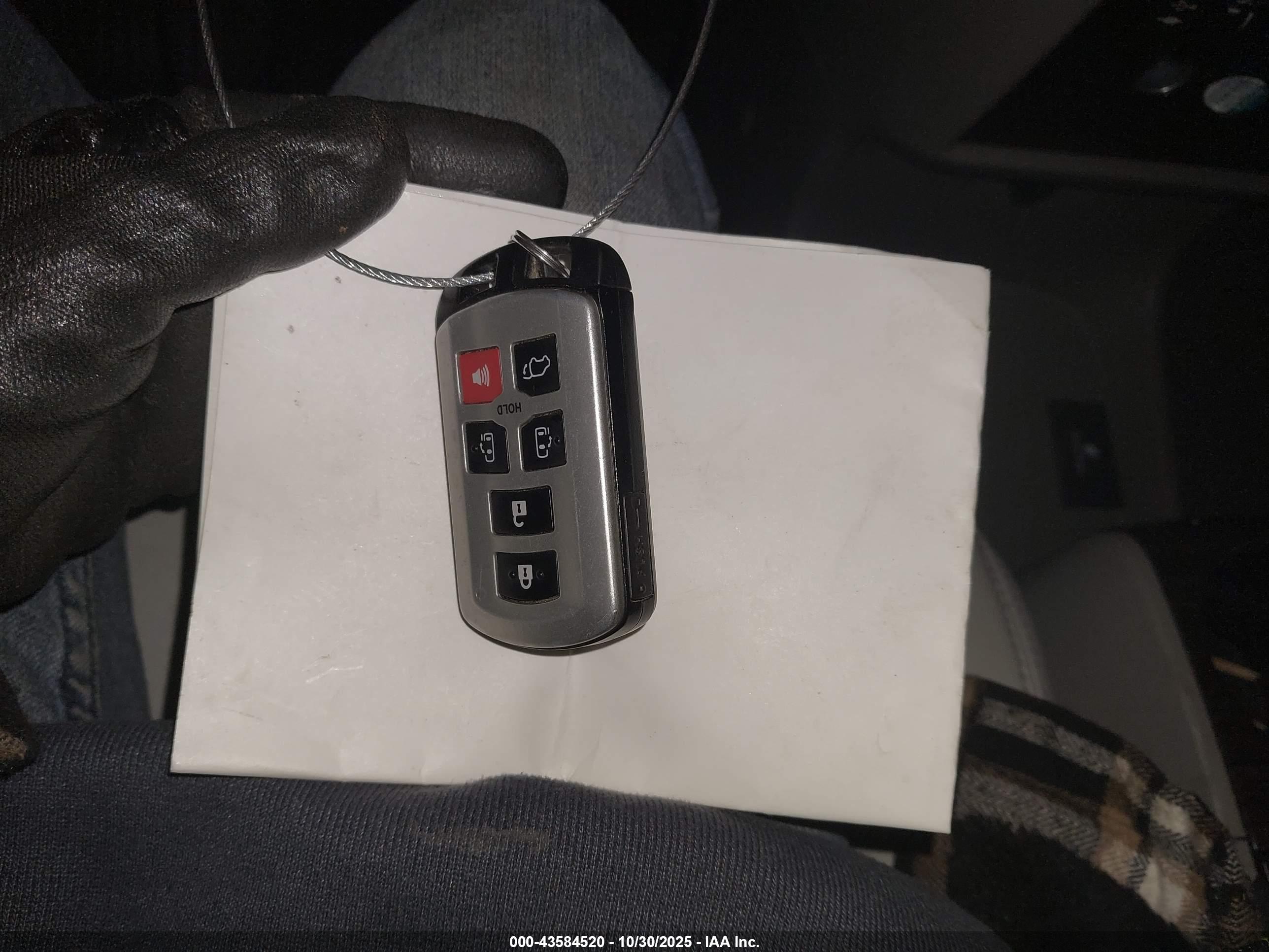 TOYOTA SIENNA image 11