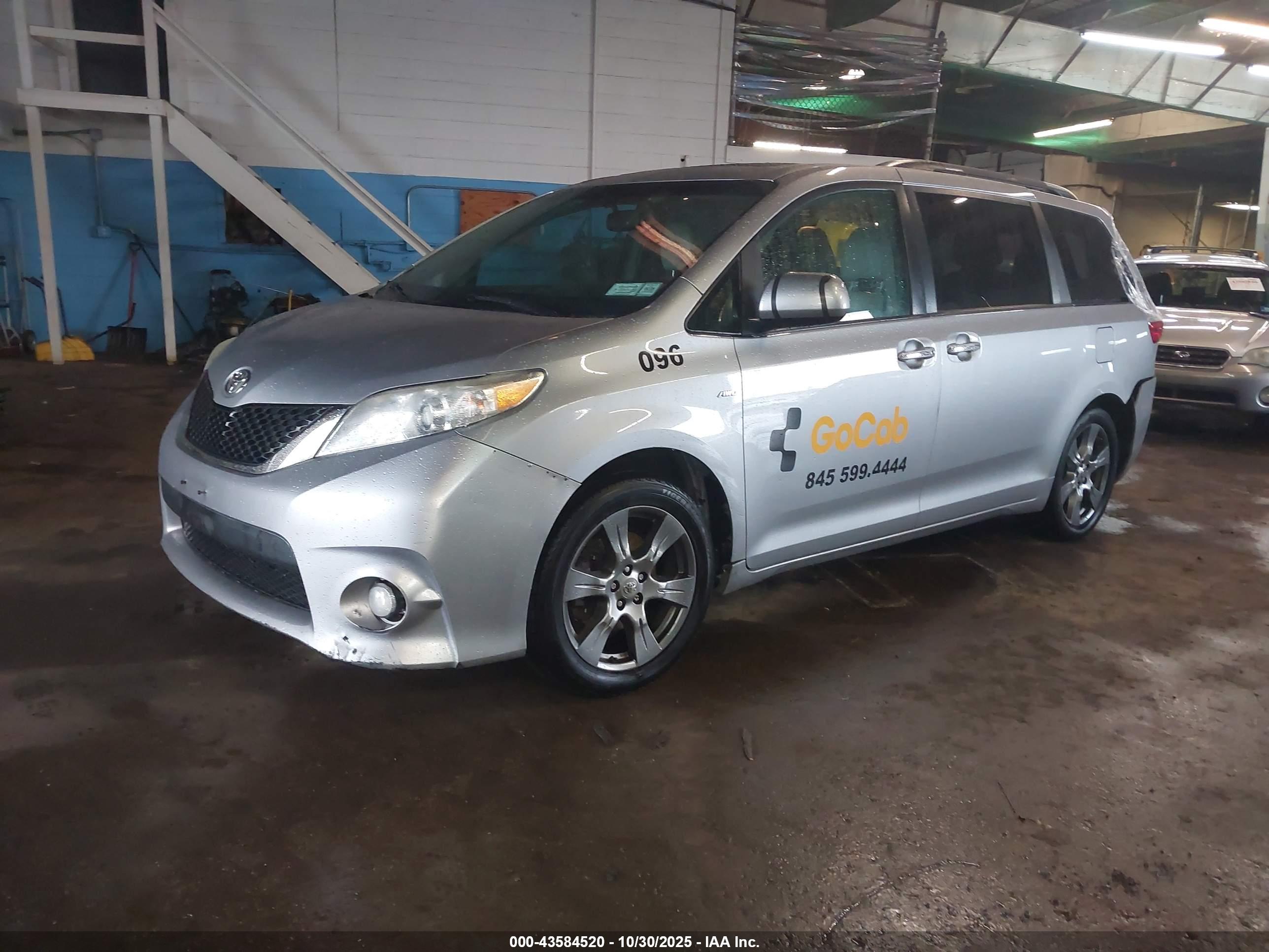 TOYOTA SIENNA image 2