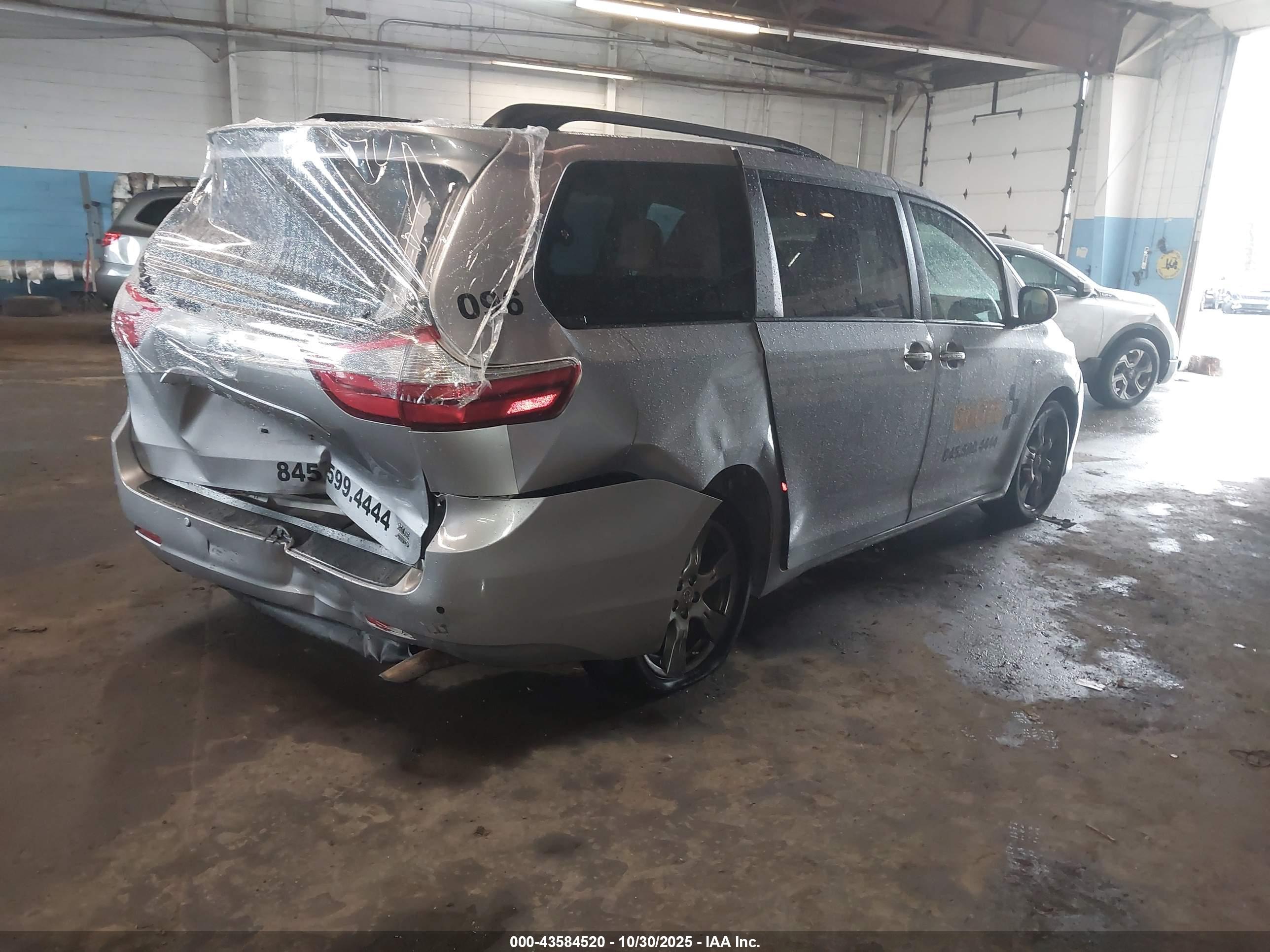 TOYOTA SIENNA image 4