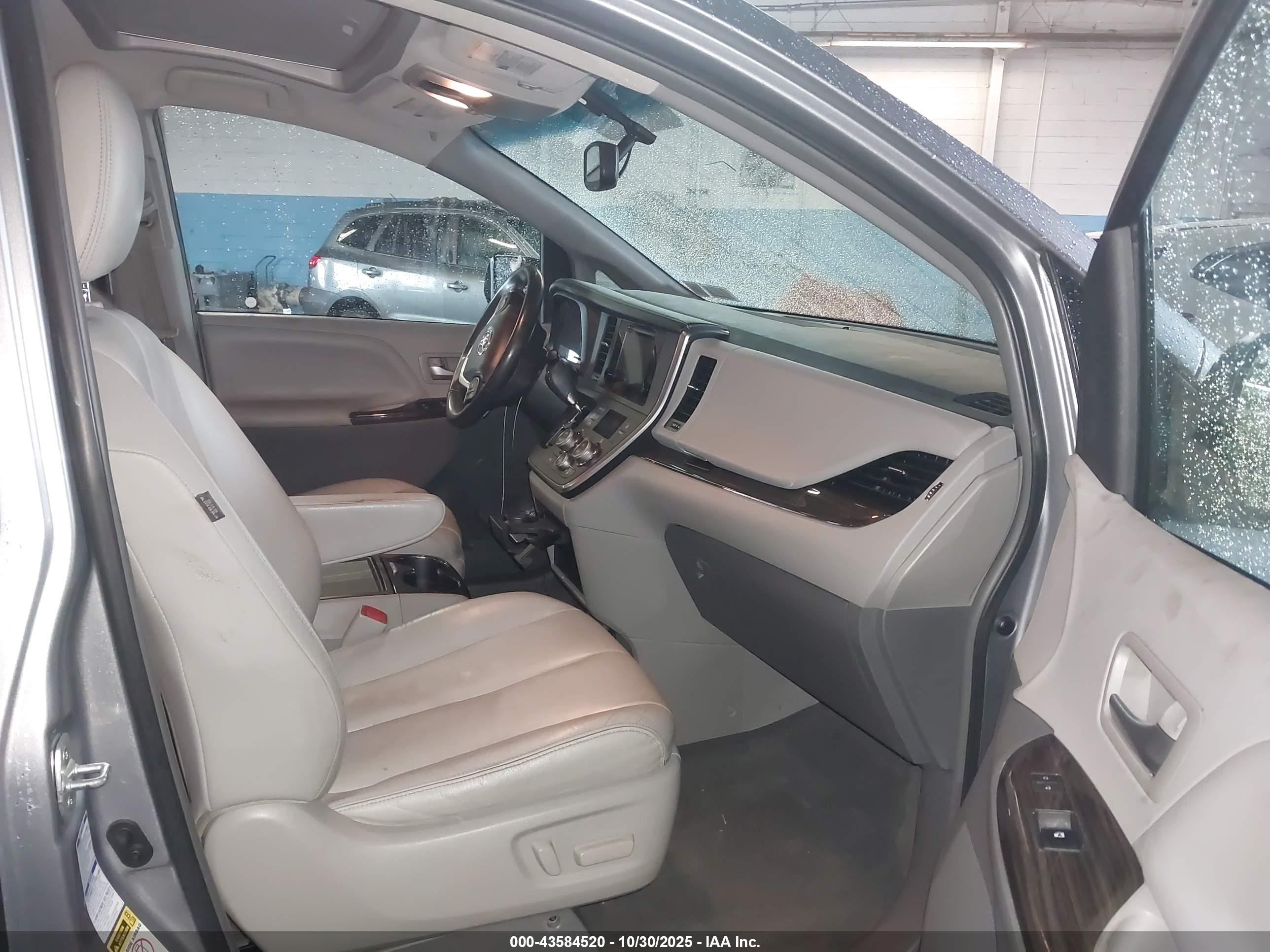 TOYOTA SIENNA image 5