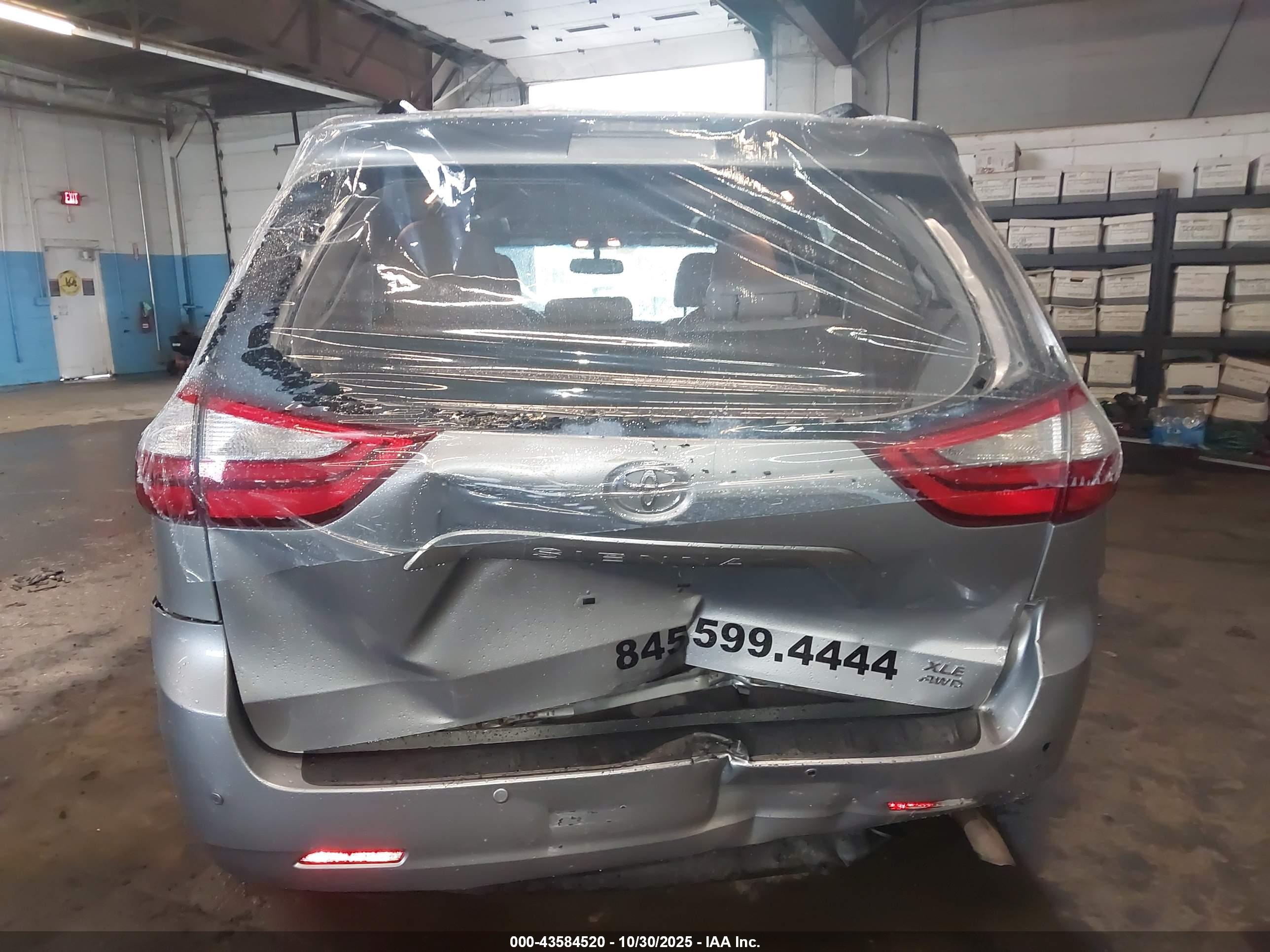 TOYOTA SIENNA image 6