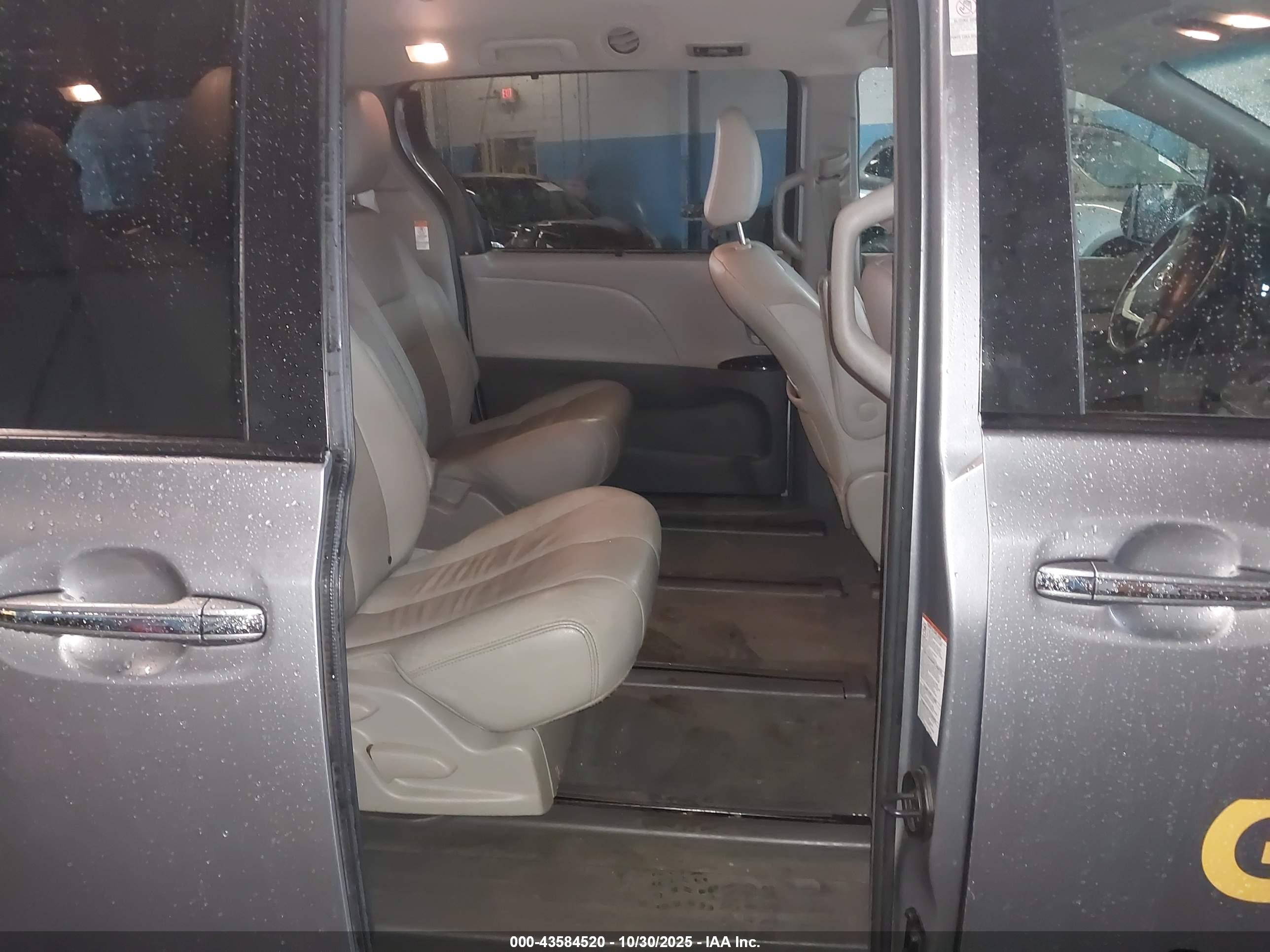 TOYOTA SIENNA image 8