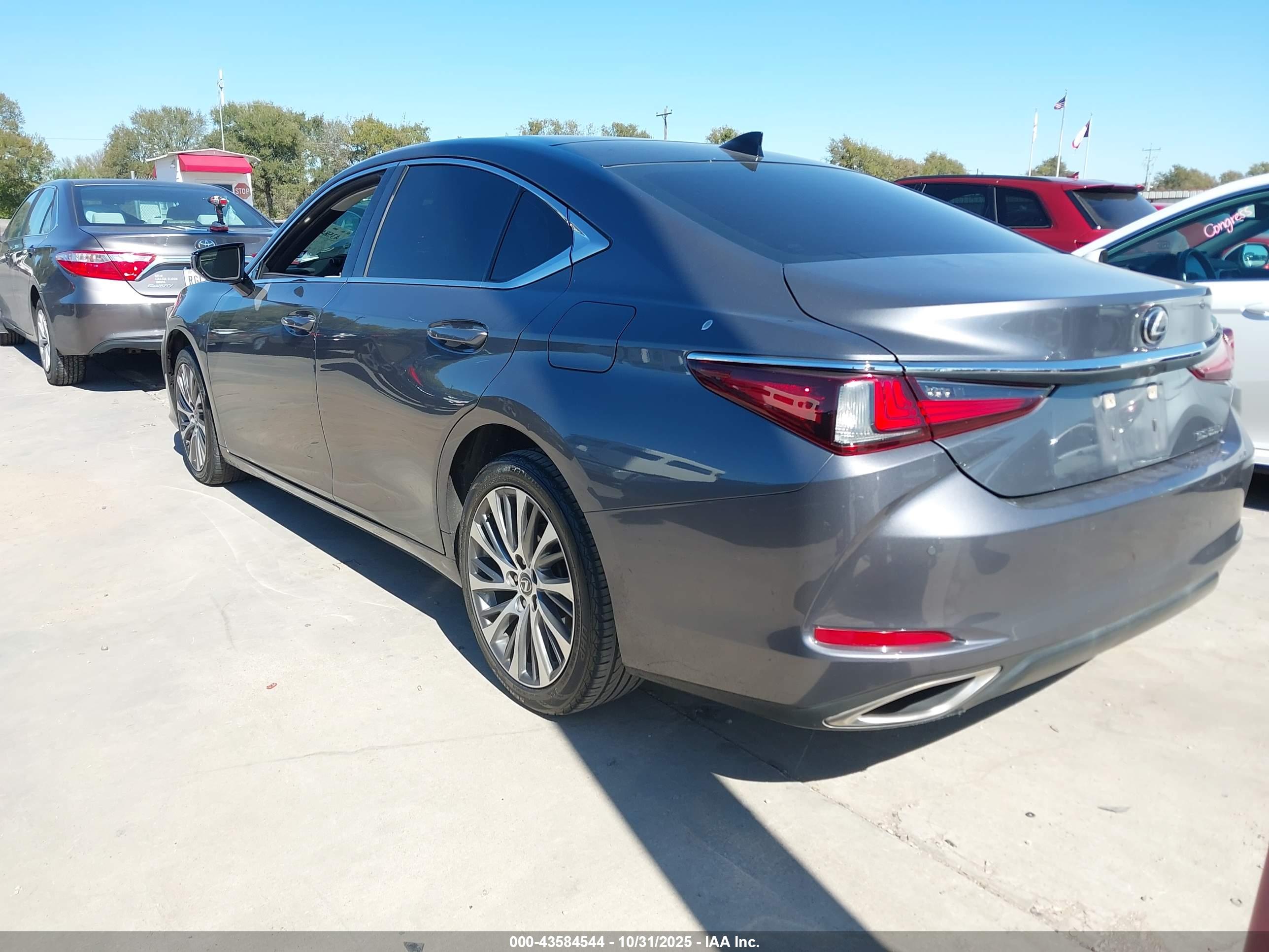 LEXUS ES image 3