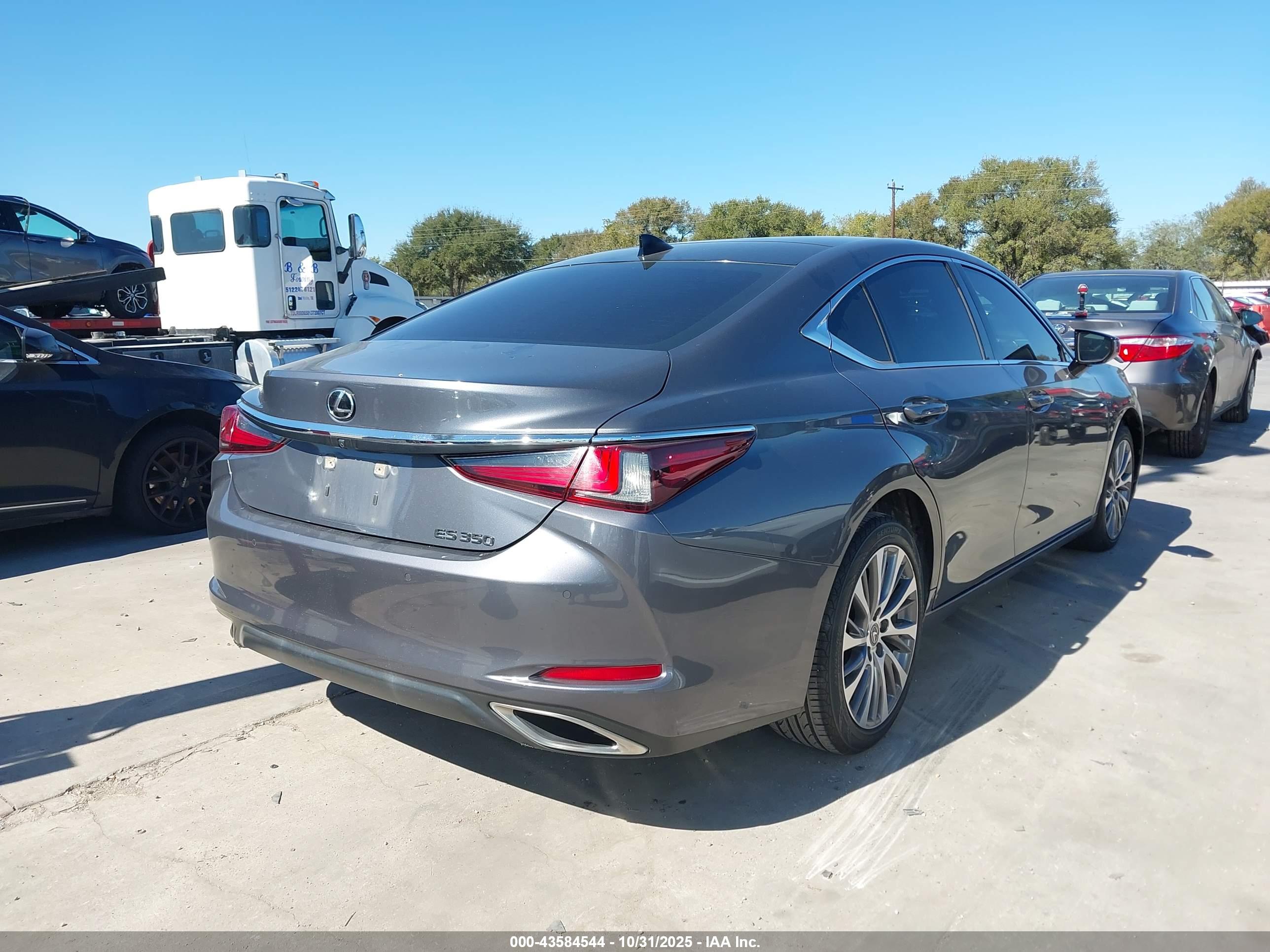 LEXUS ES image 4