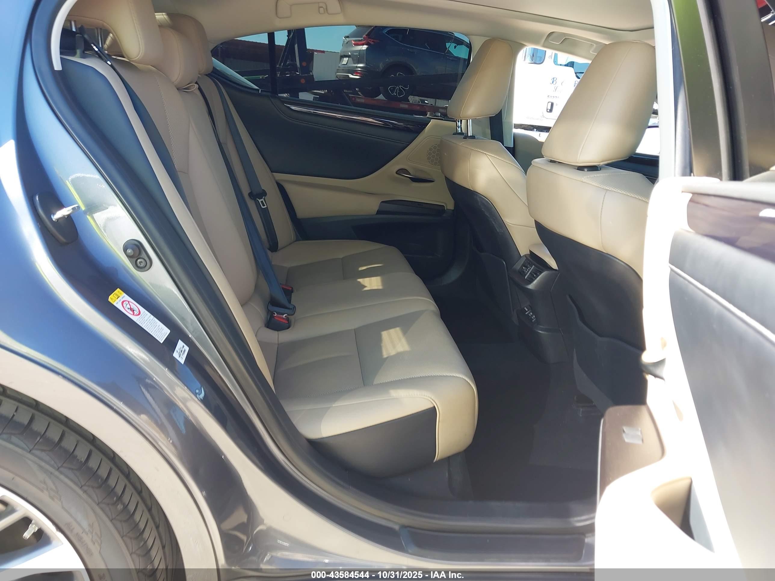 LEXUS ES image 8