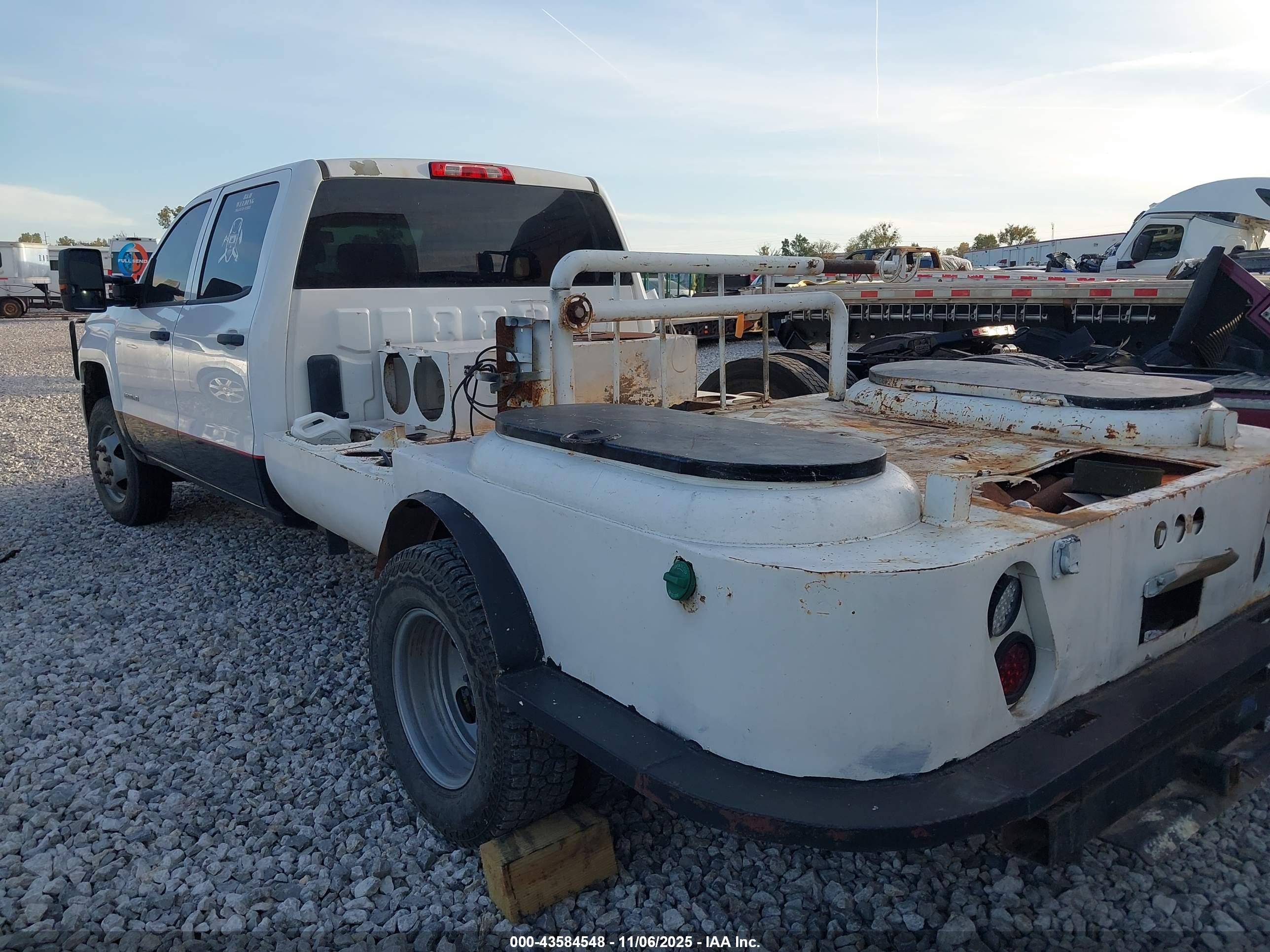 CHEVROLET SILVERADO image 3