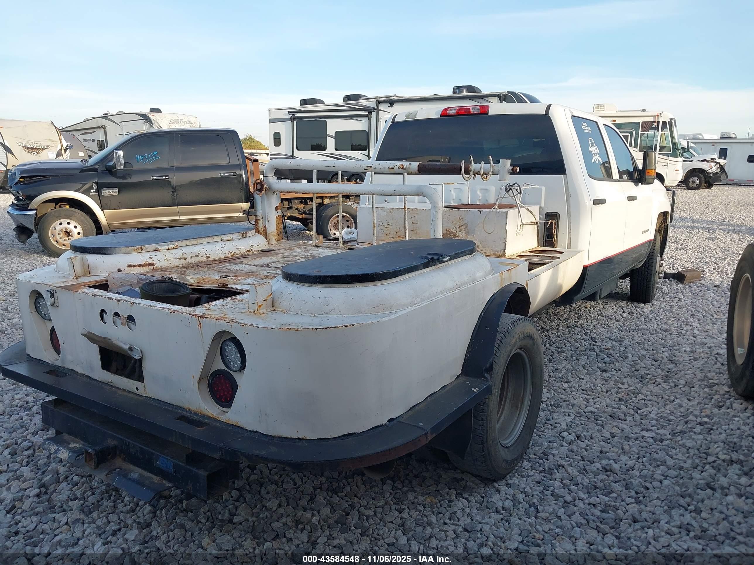 CHEVROLET SILVERADO image 4