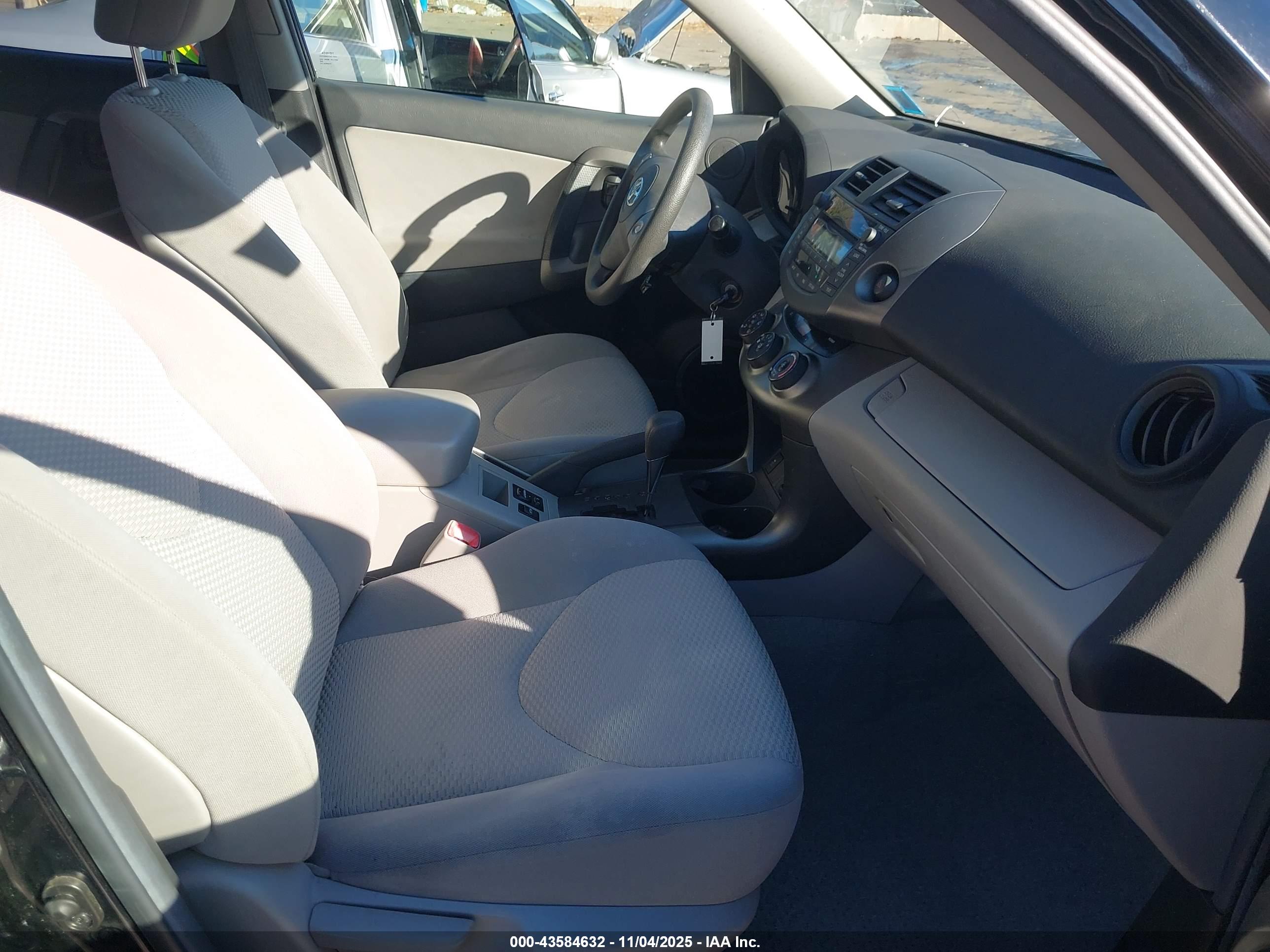 TOYOTA RAV4 image 5