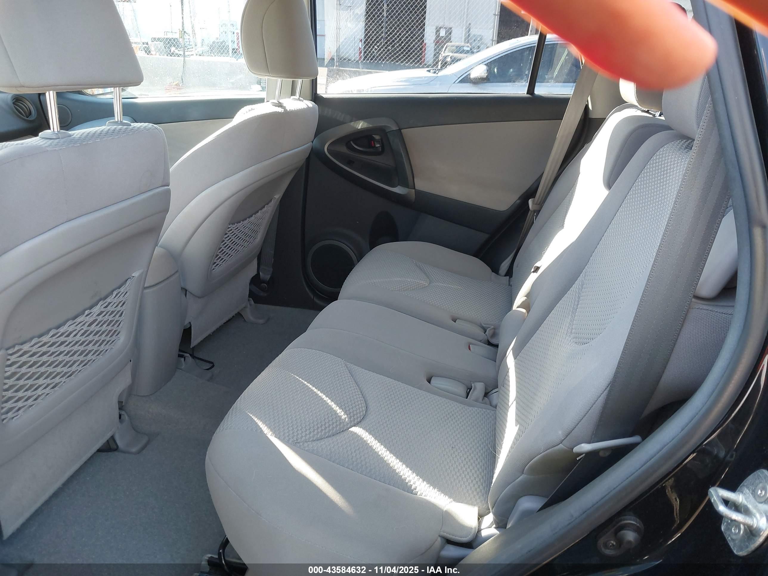 TOYOTA RAV4 image 8