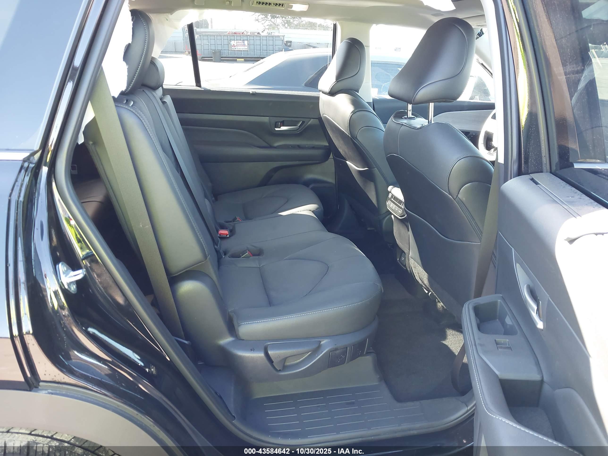 TOYOTA GRAND image 8