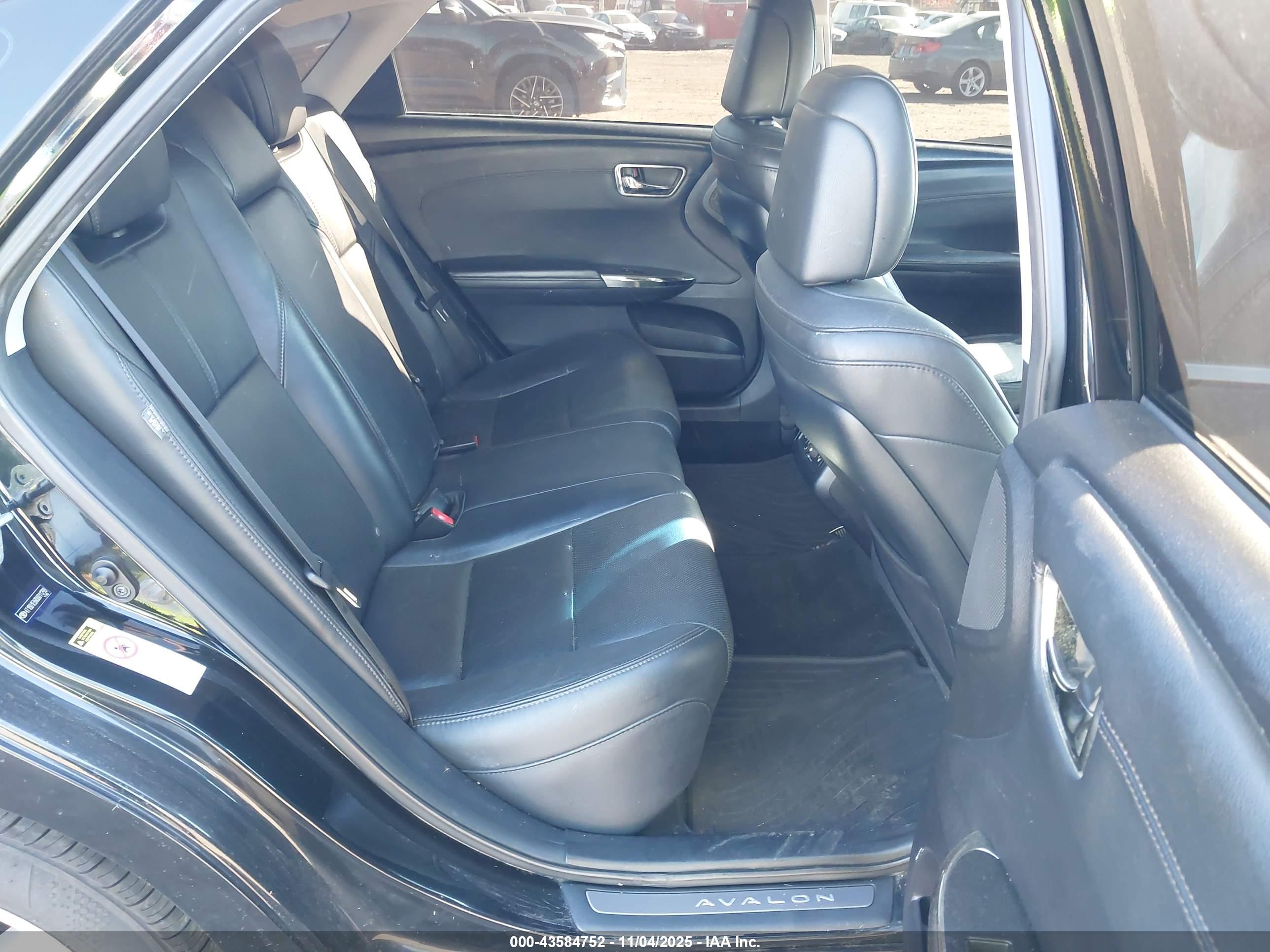 TOYOTA AVALON image 8