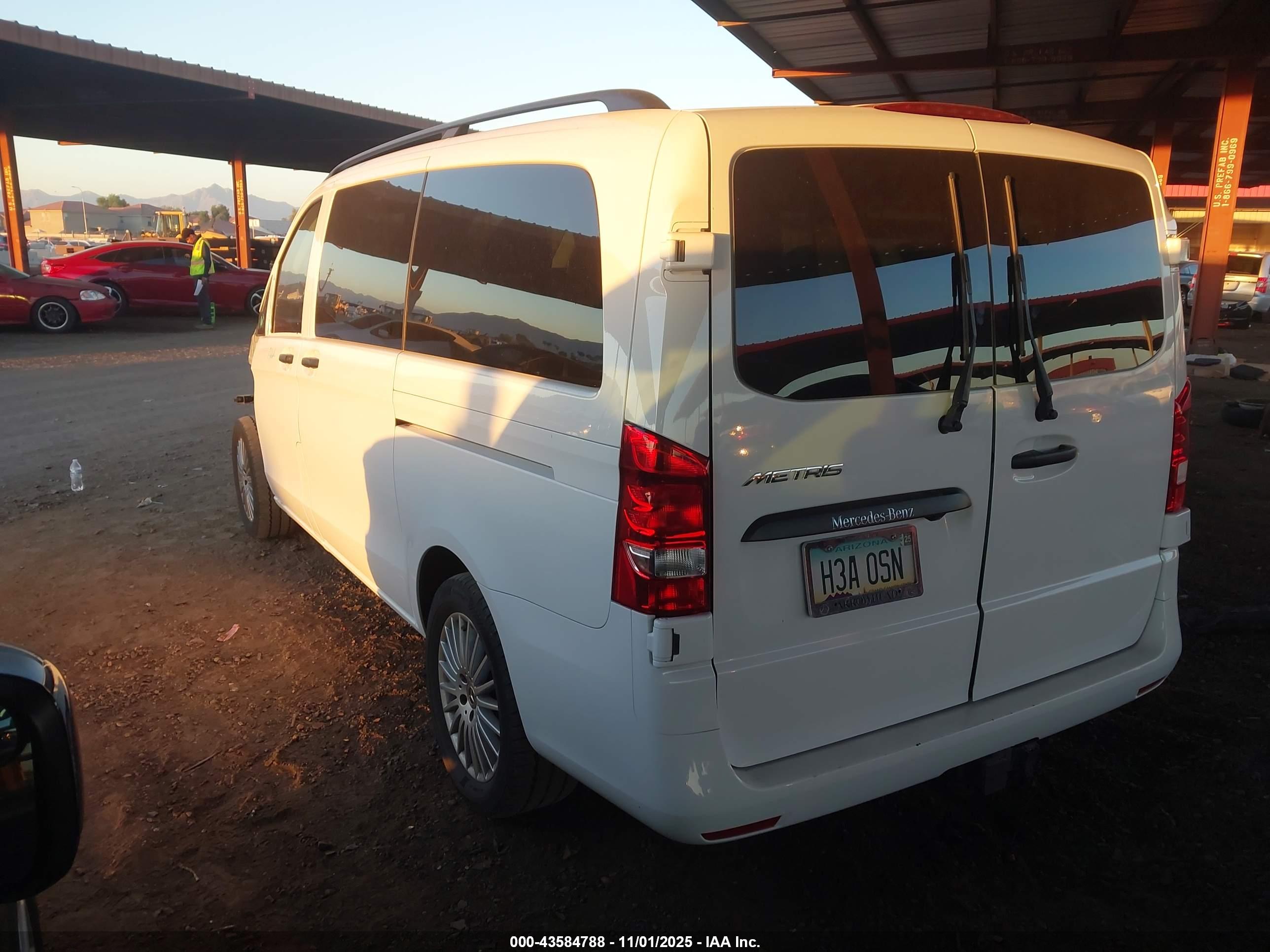 MERCEDES-BENZ METRIS image 3