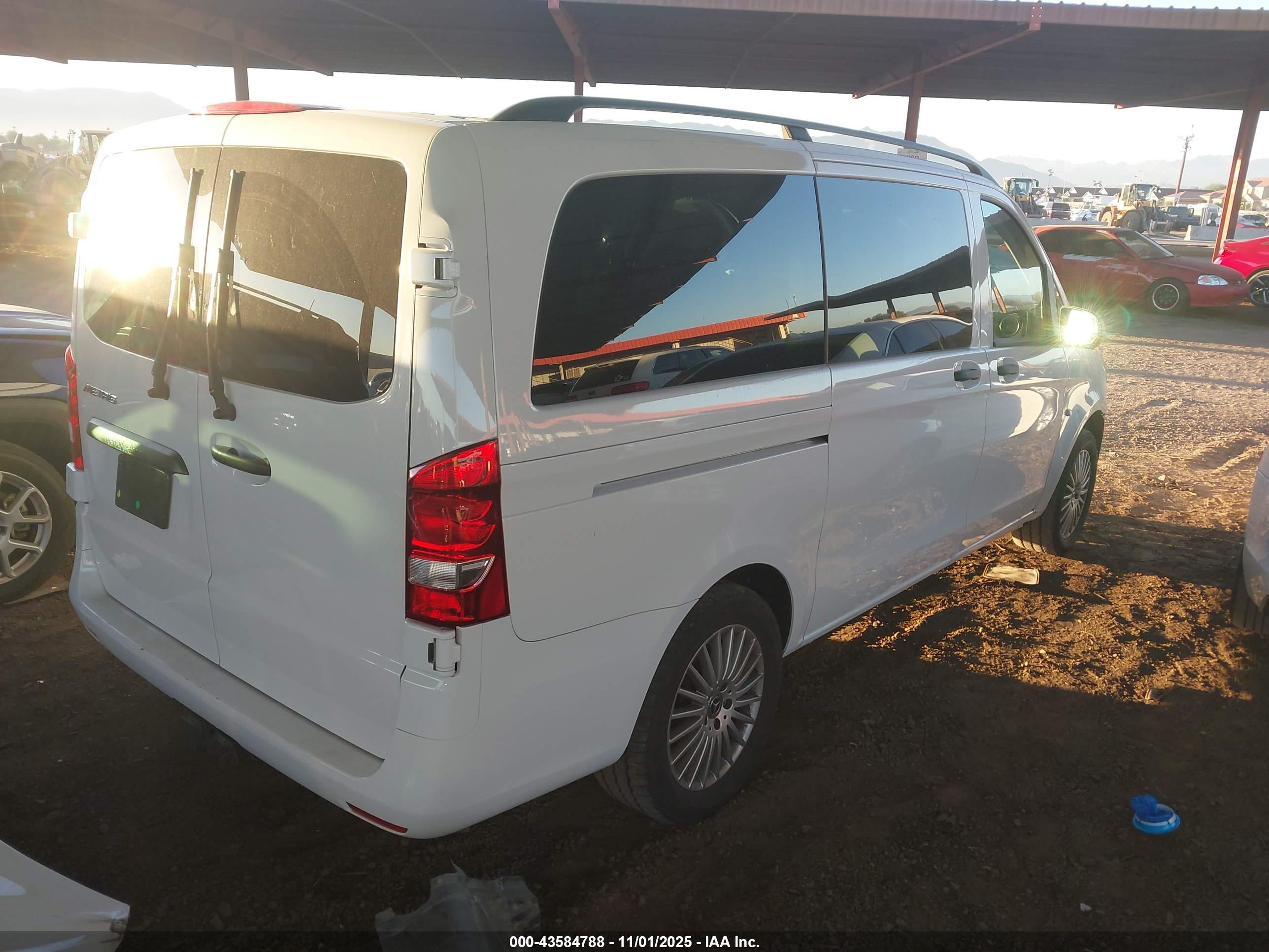 MERCEDES-BENZ METRIS image 4