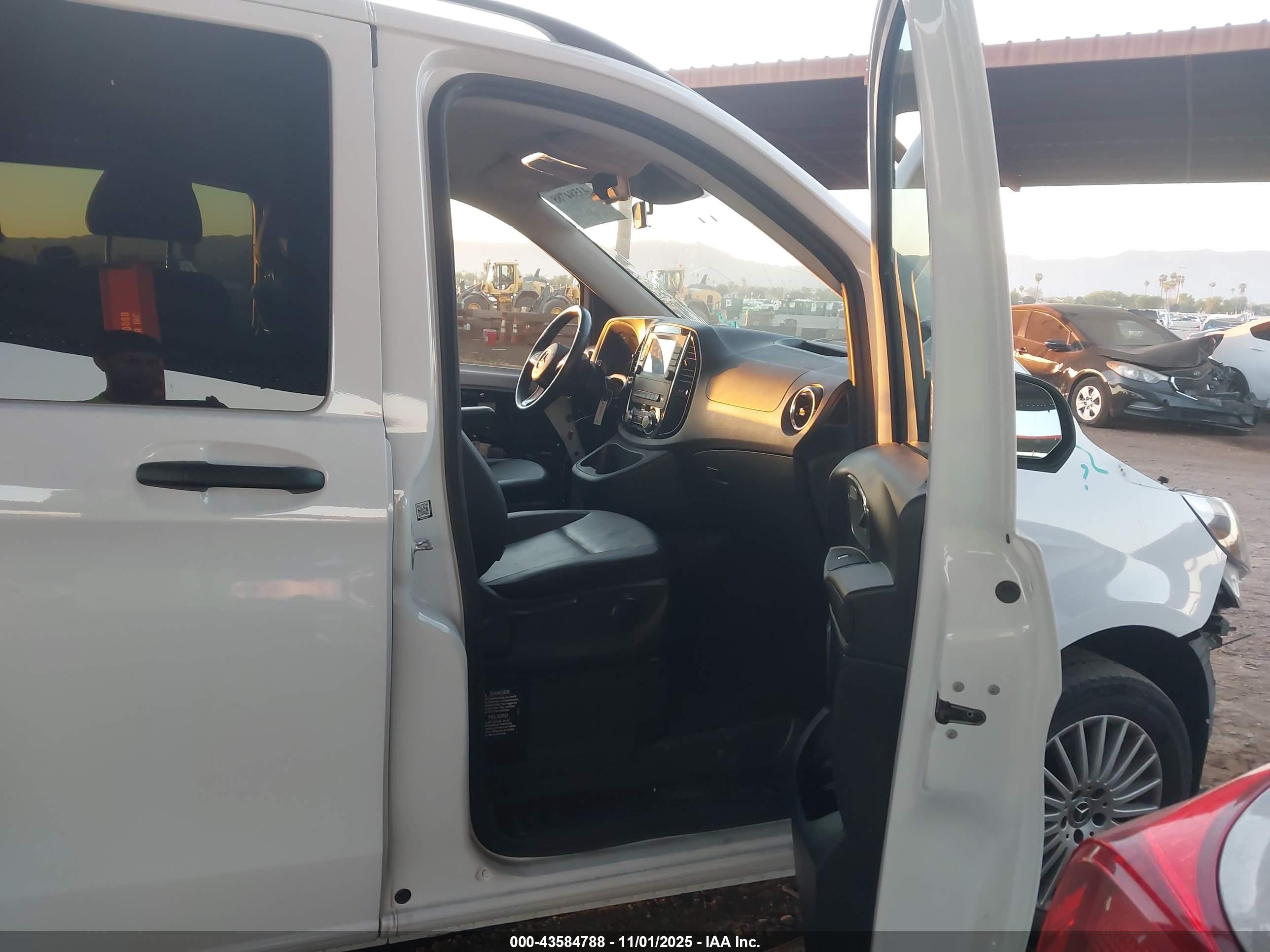 MERCEDES-BENZ METRIS image 5