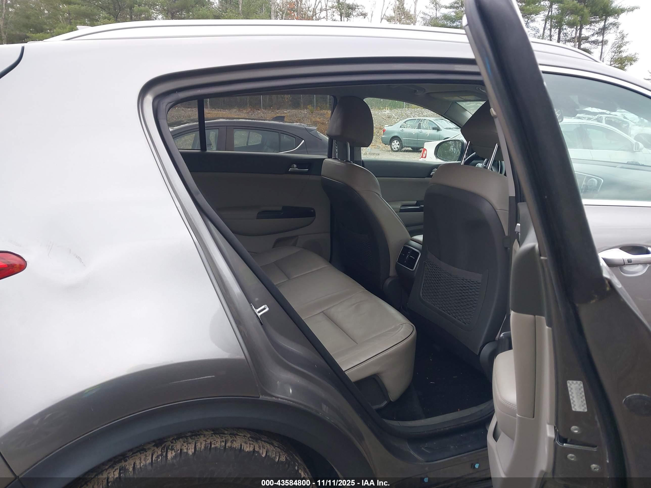 KIA SPORTAGE image 8