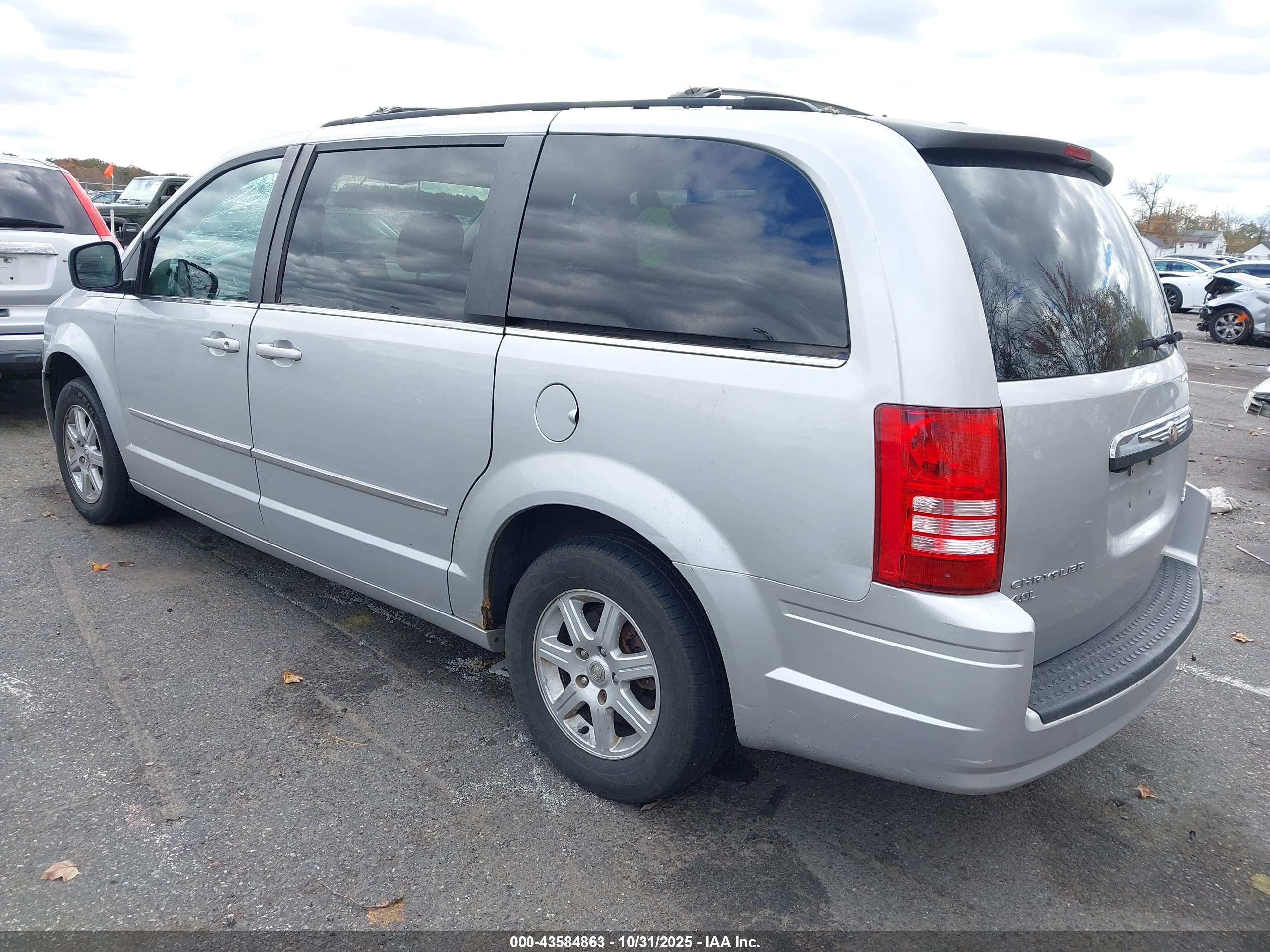 CHRYSLER TOWN image 3