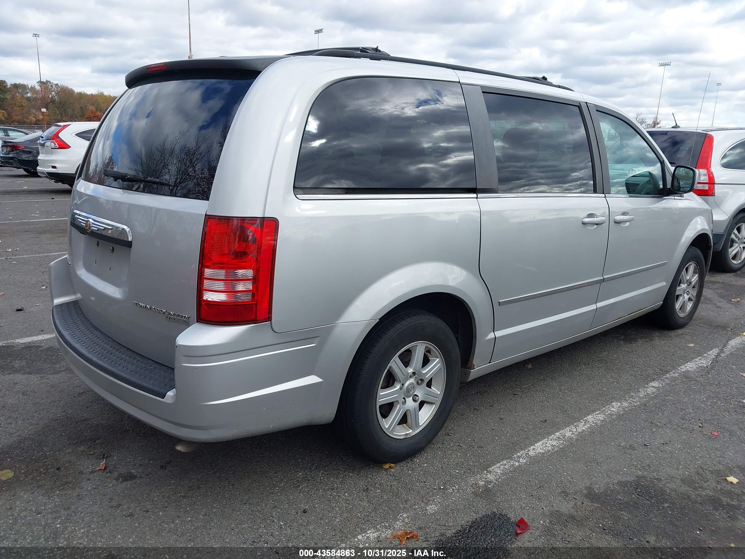 CHRYSLER TOWN image 4