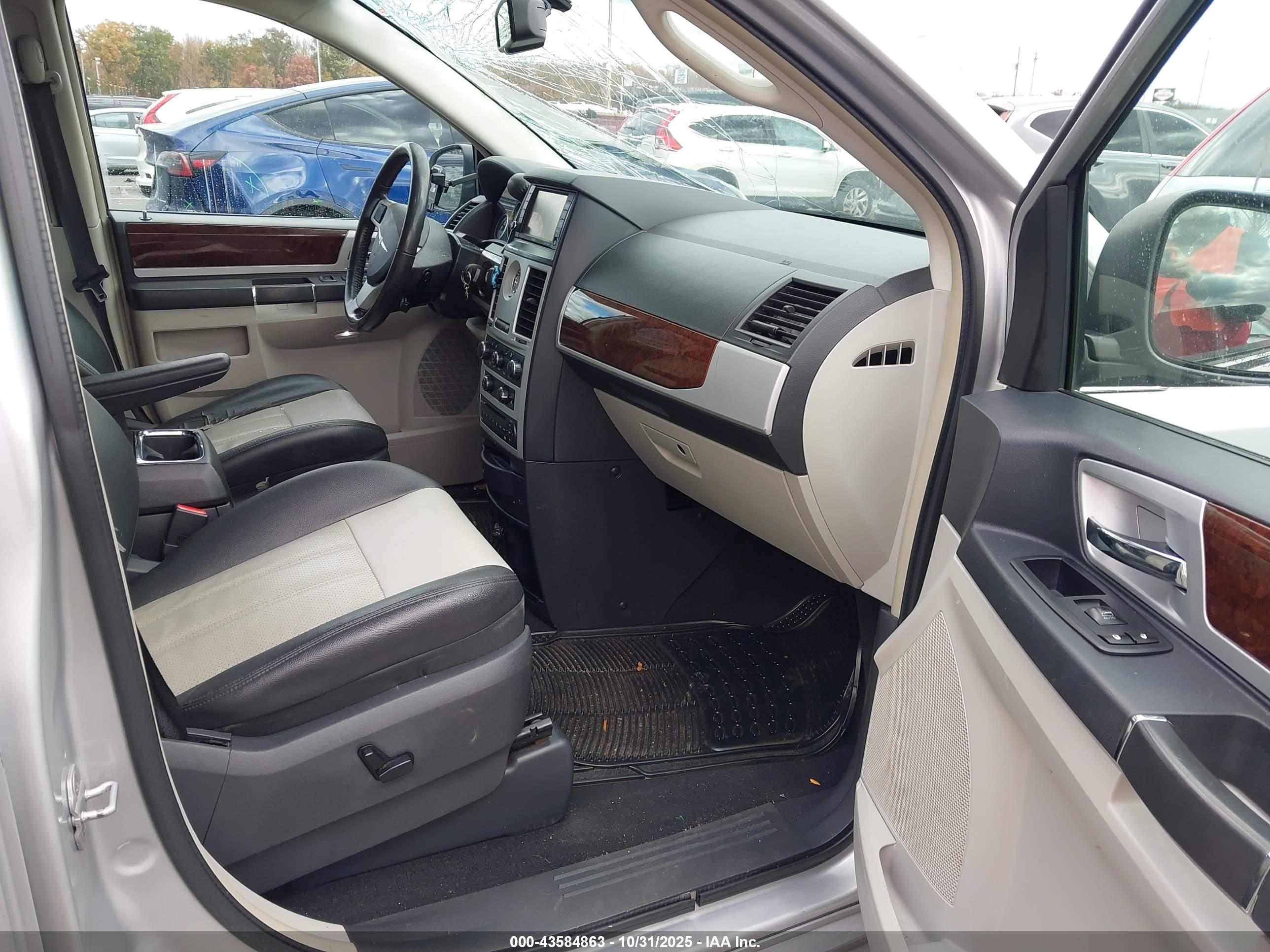 CHRYSLER TOWN image 5