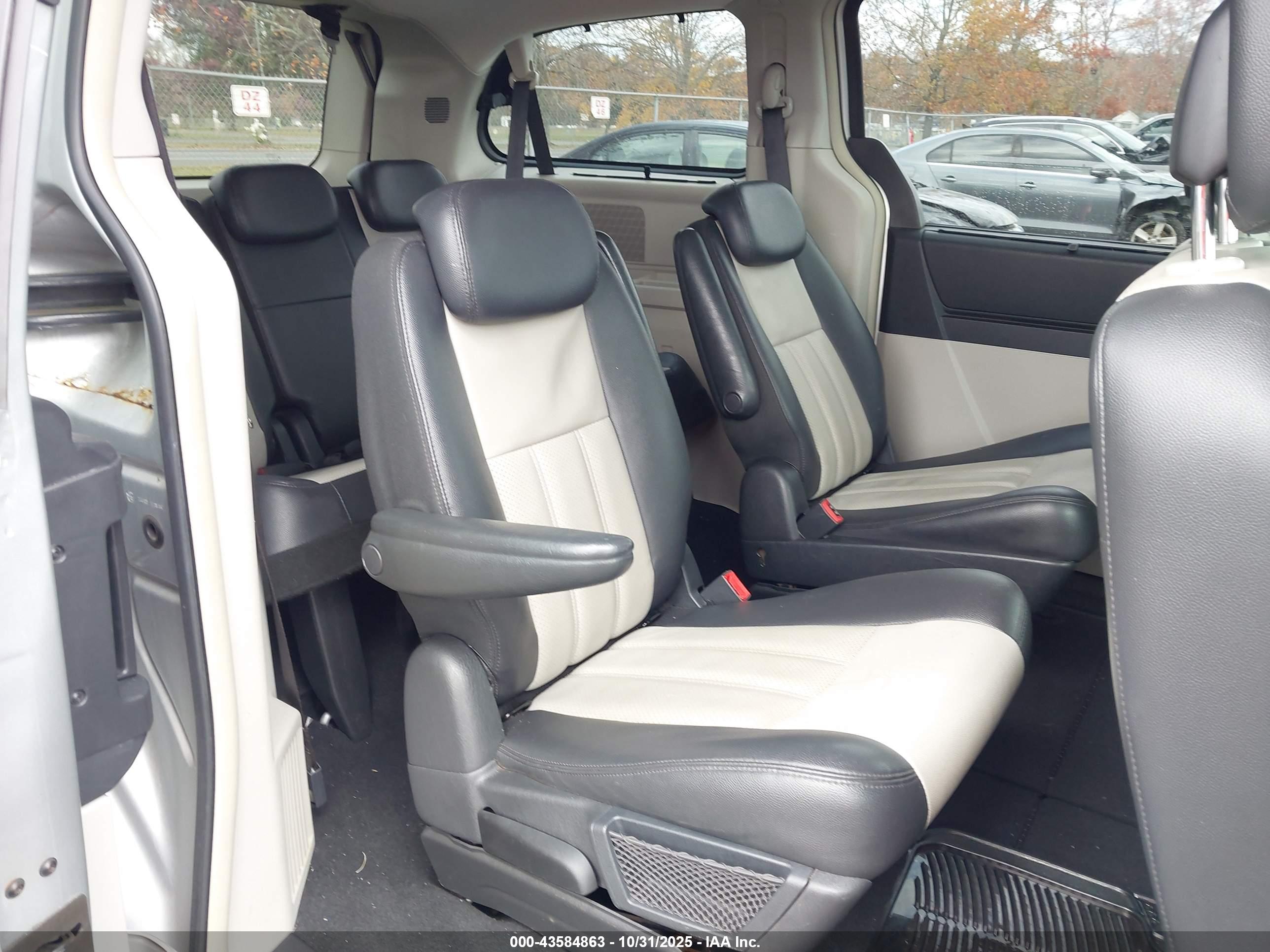 CHRYSLER TOWN image 8