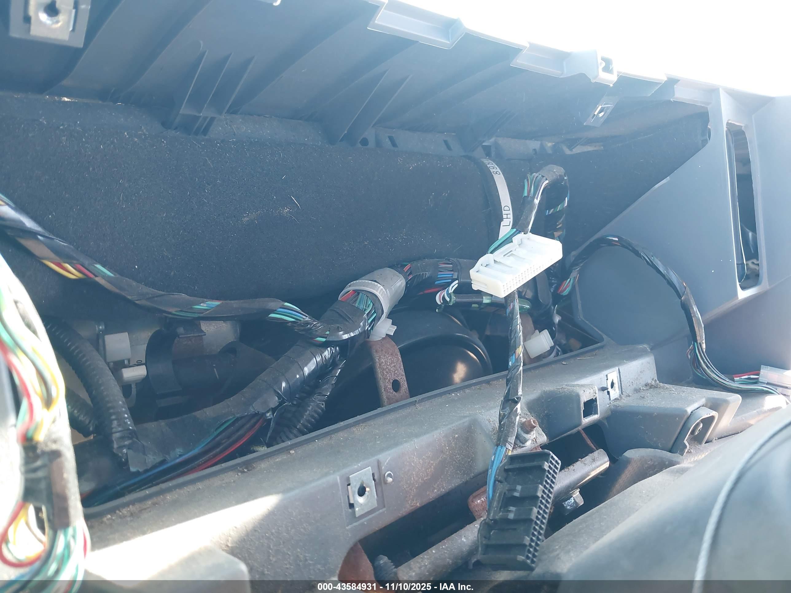 ISUZU NPR image 6