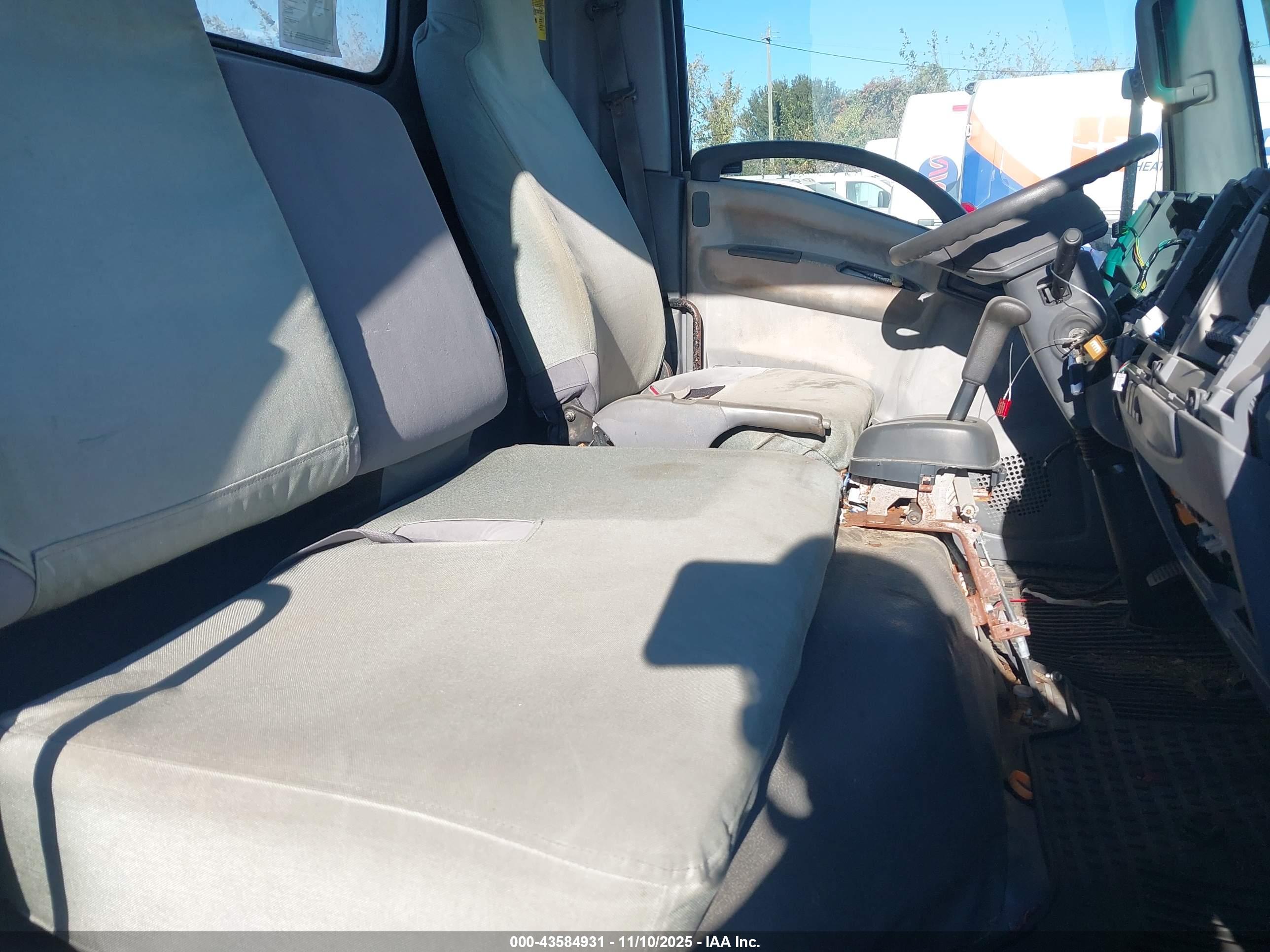 ISUZU NPR image 8