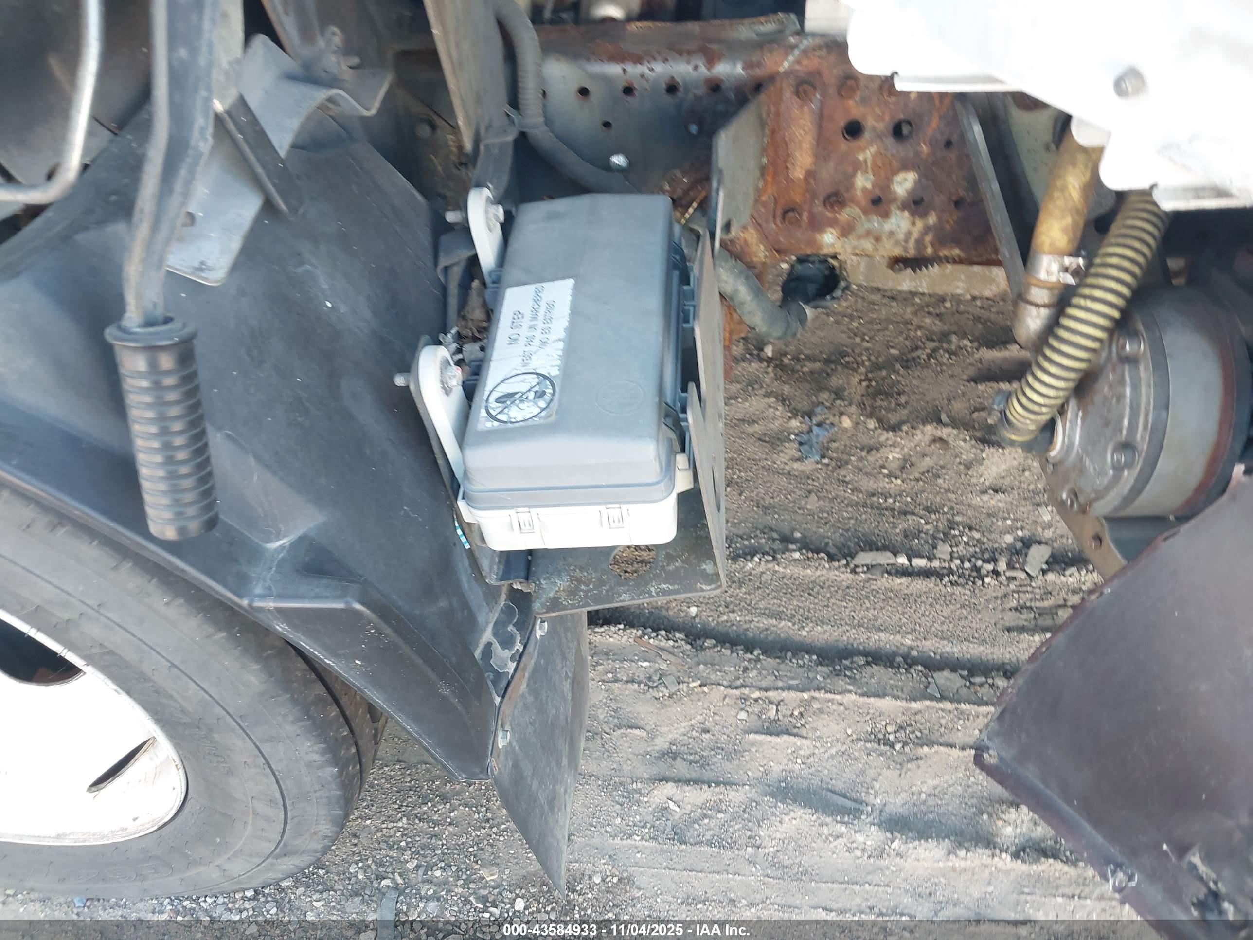 ISUZU NPR image 10