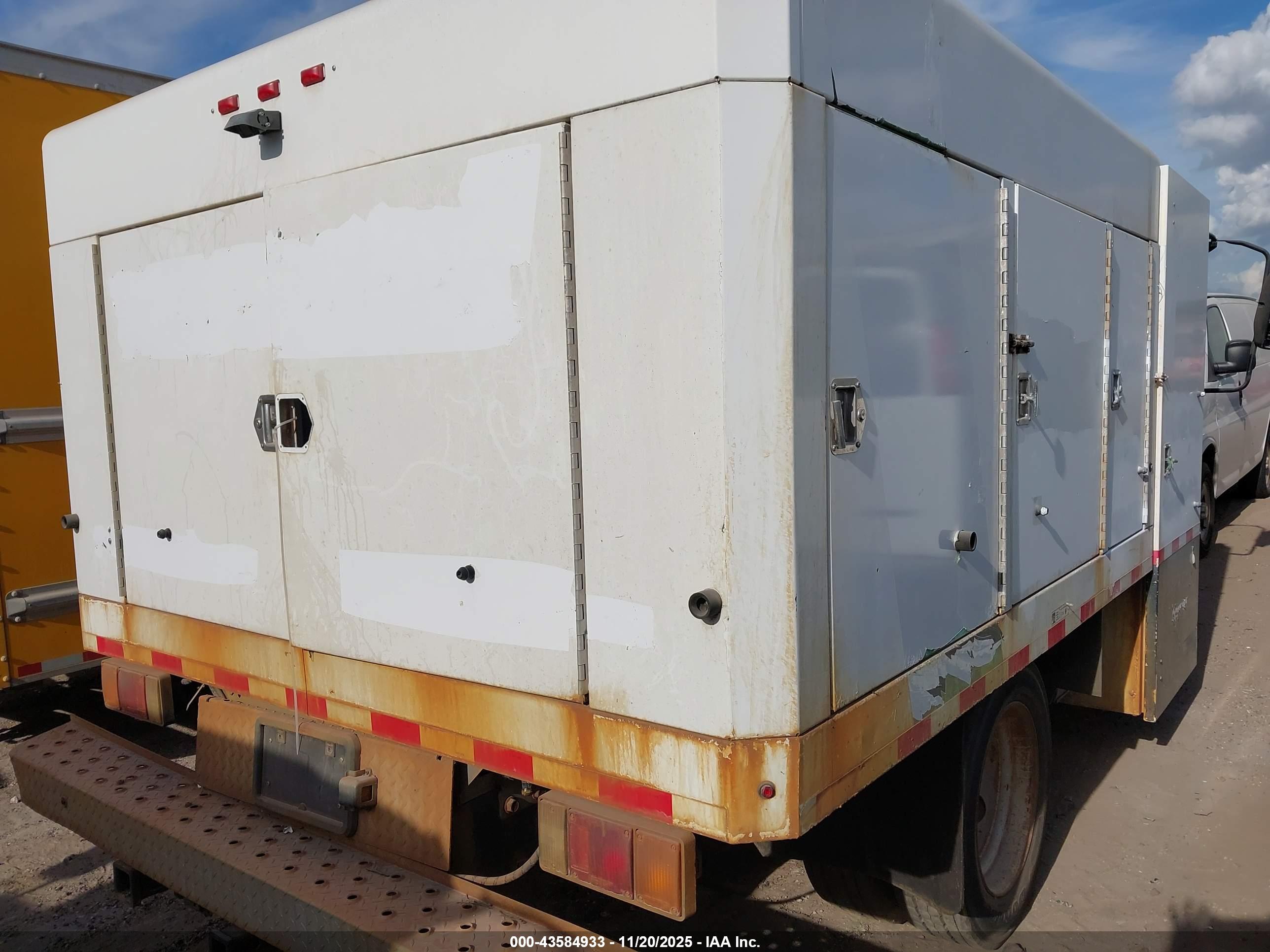 ISUZU NPR image 4