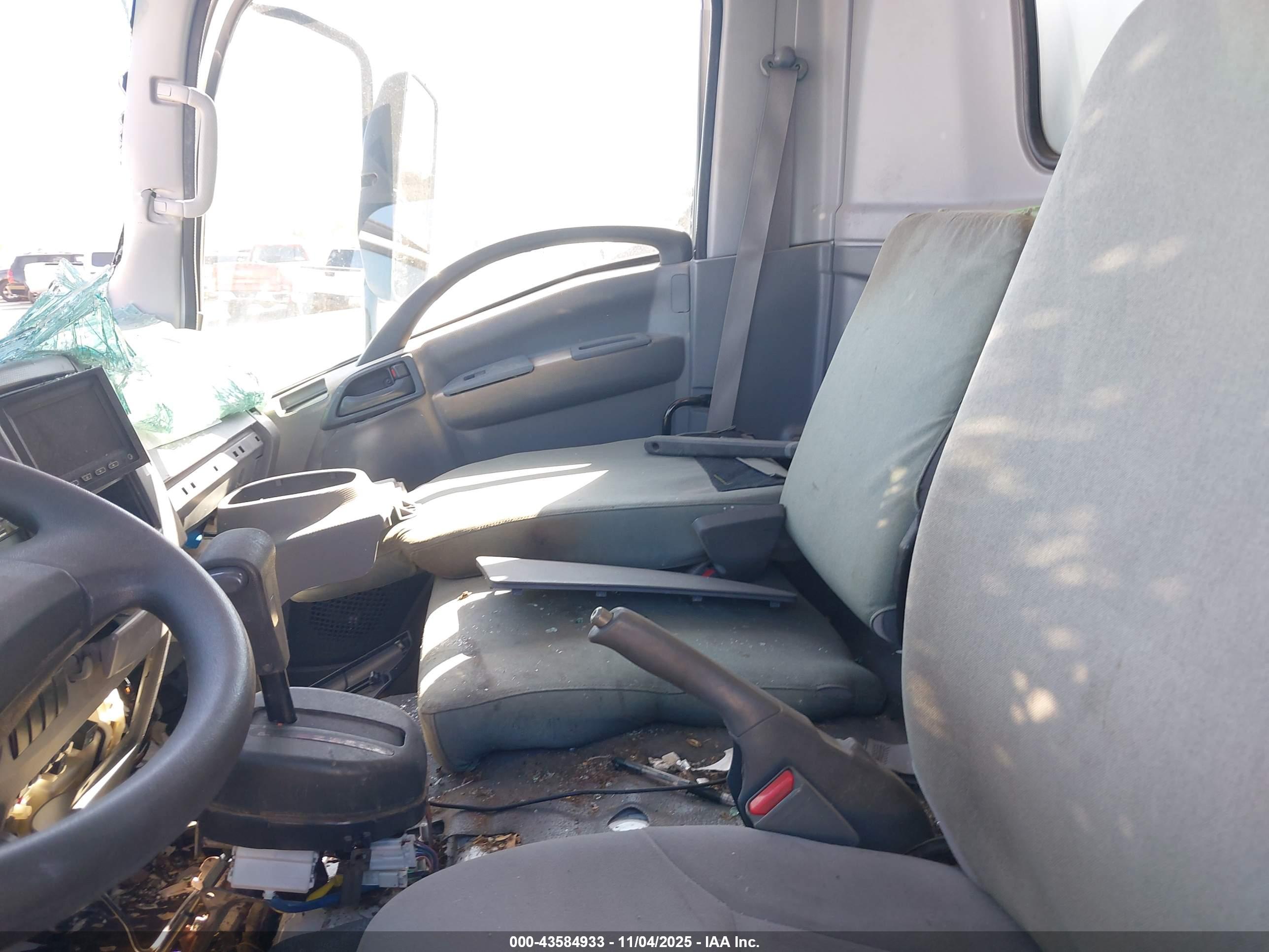 ISUZU NPR image 7