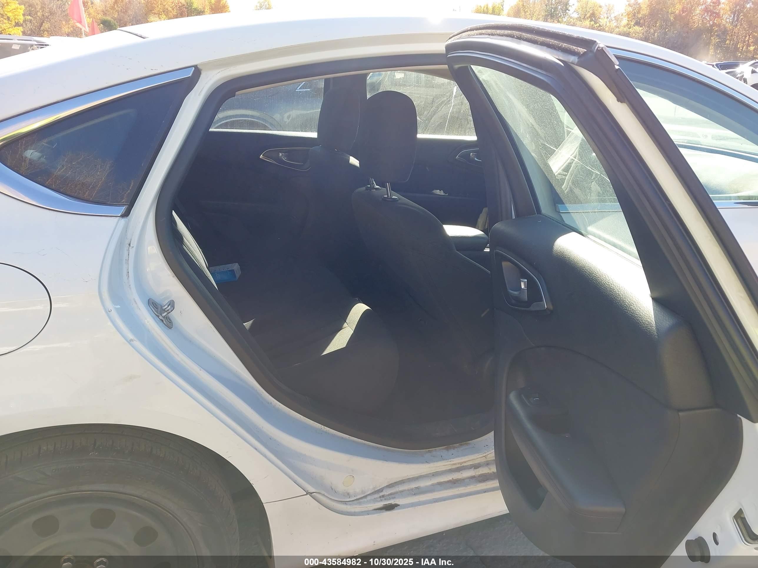 CHRYSLER 200 image 8